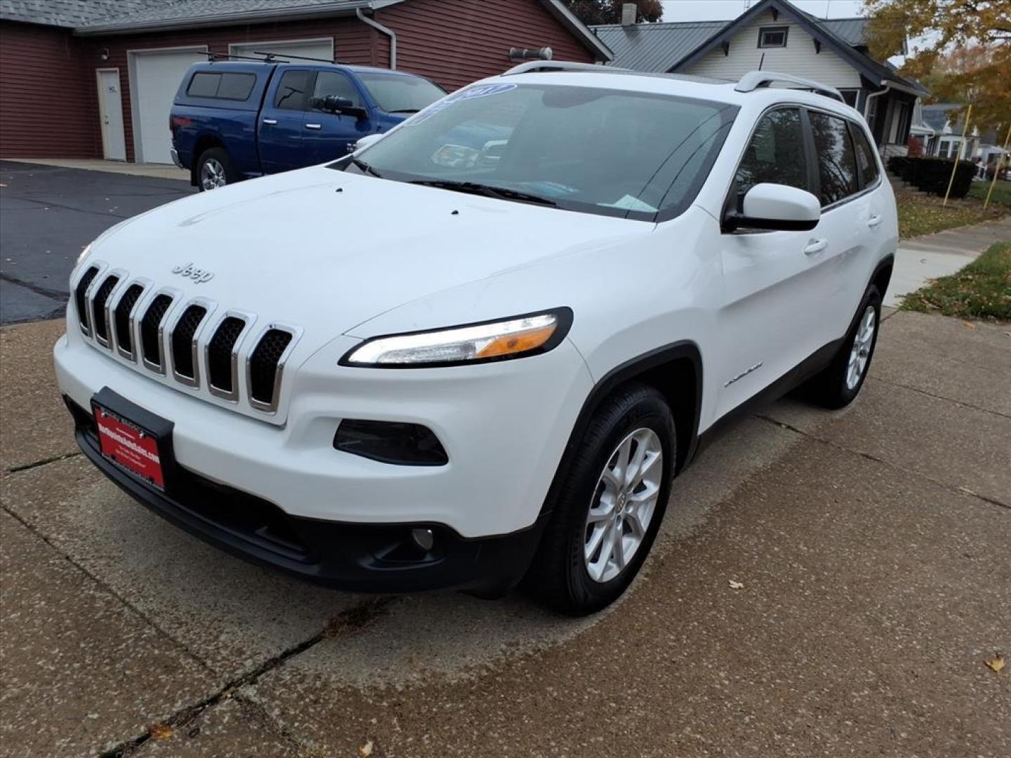 2017 Bright White Clear Coat Jeep Cherokee Latitude (1C4PJMCS5HD) with an 3.2L 3.2L V6 271hp 239ft. lbs. Sequential Multiport Fuel Injection engine, Automatic transmission, located at 5505 N. Summit St., Toledo, OH, 43611, (419) 729-2688, 41.654953, -83.530014 - Photo#25