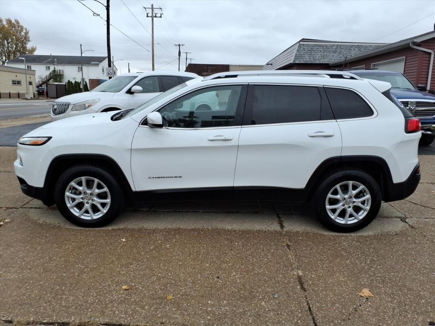 2017 Bright White Clear Coat Jeep Cherokee Latitude (1C4PJMCS5HD) with an 3.2L 3.2L V6 271hp 239ft. lbs. Sequential Multiport Fuel Injection engine, Automatic transmission, located at 5505 N. Summit St., Toledo, OH, 43611, (419) 729-2688, 41.654953, -83.530014 - Photo#26