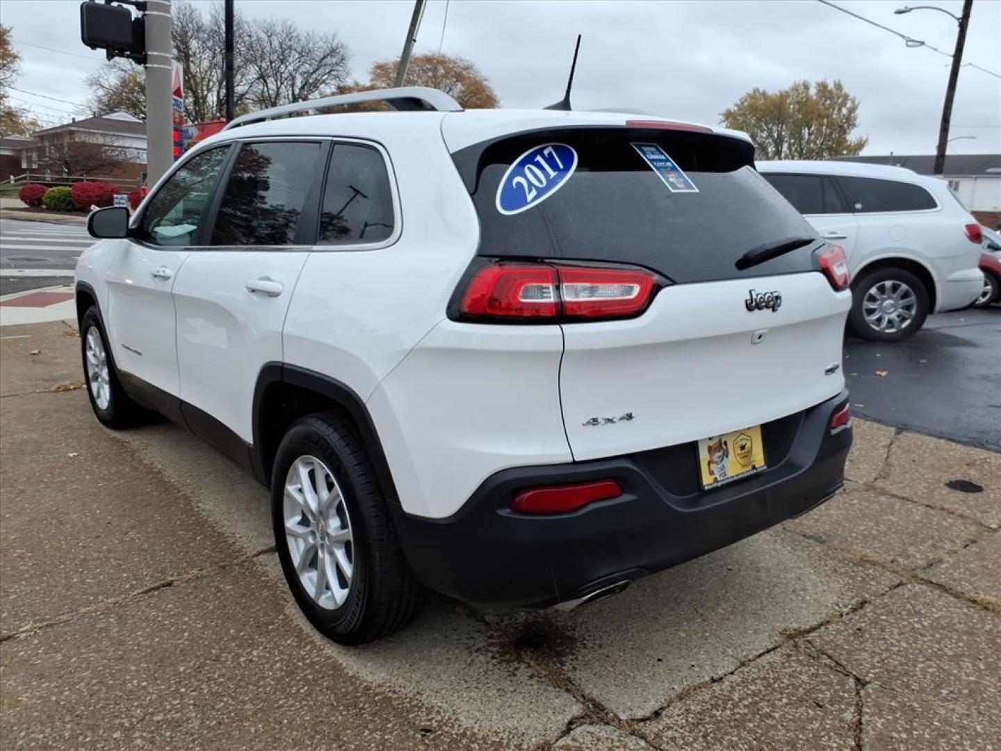 2017 Bright White Clear Coat Jeep Cherokee Latitude (1C4PJMCS5HD) with an 3.2L 3.2L V6 271hp 239ft. lbs. Sequential Multiport Fuel Injection engine, Automatic transmission, located at 5505 N. Summit St., Toledo, OH, 43611, (419) 729-2688, 41.654953, -83.530014 - Photo#27
