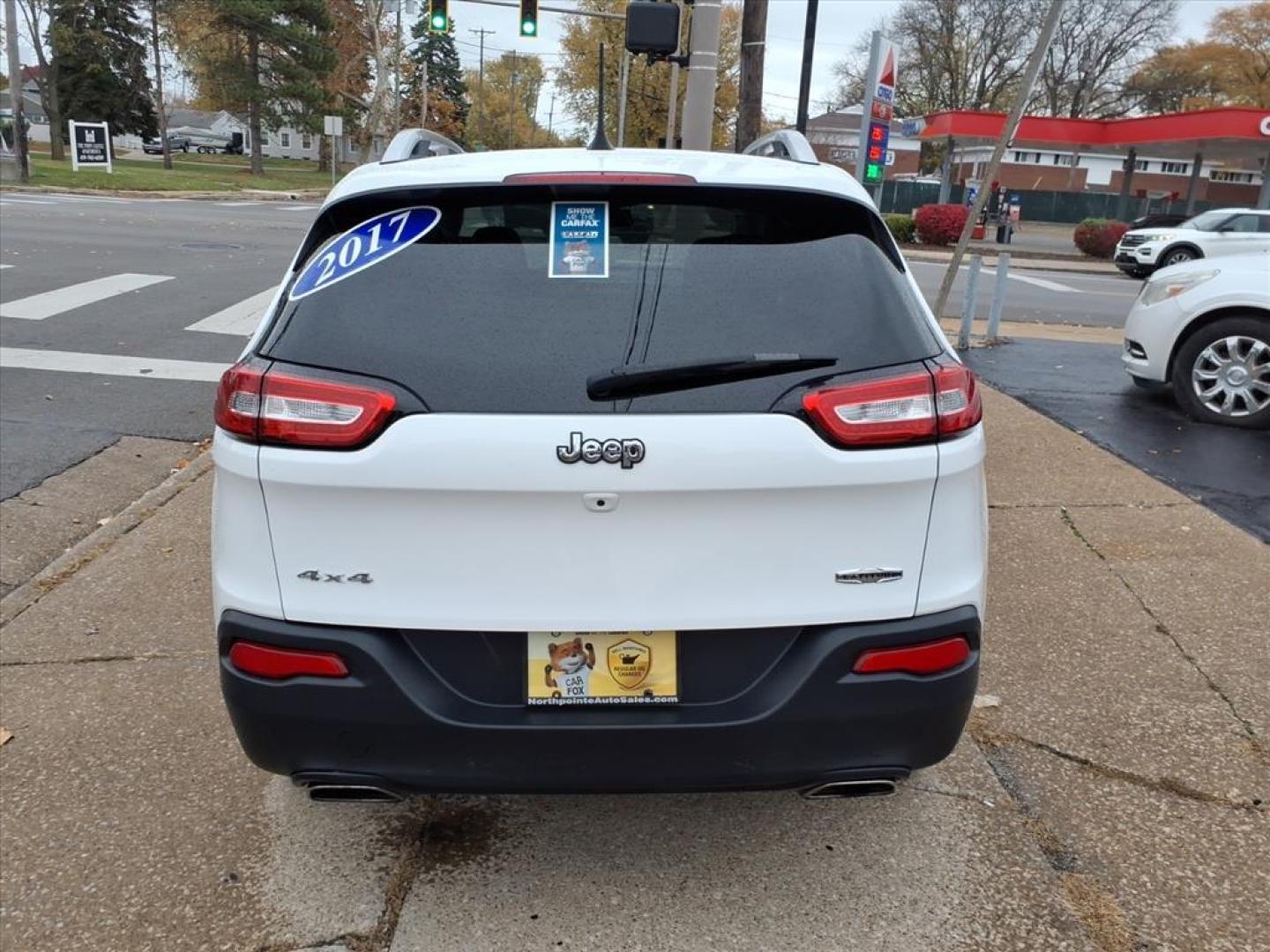 2017 Bright White Clear Coat Jeep Cherokee Latitude (1C4PJMCS5HD) with an 3.2L 3.2L V6 271hp 239ft. lbs. Sequential Multiport Fuel Injection engine, Automatic transmission, located at 5505 N. Summit St., Toledo, OH, 43611, (419) 729-2688, 41.654953, -83.530014 - Photo#28