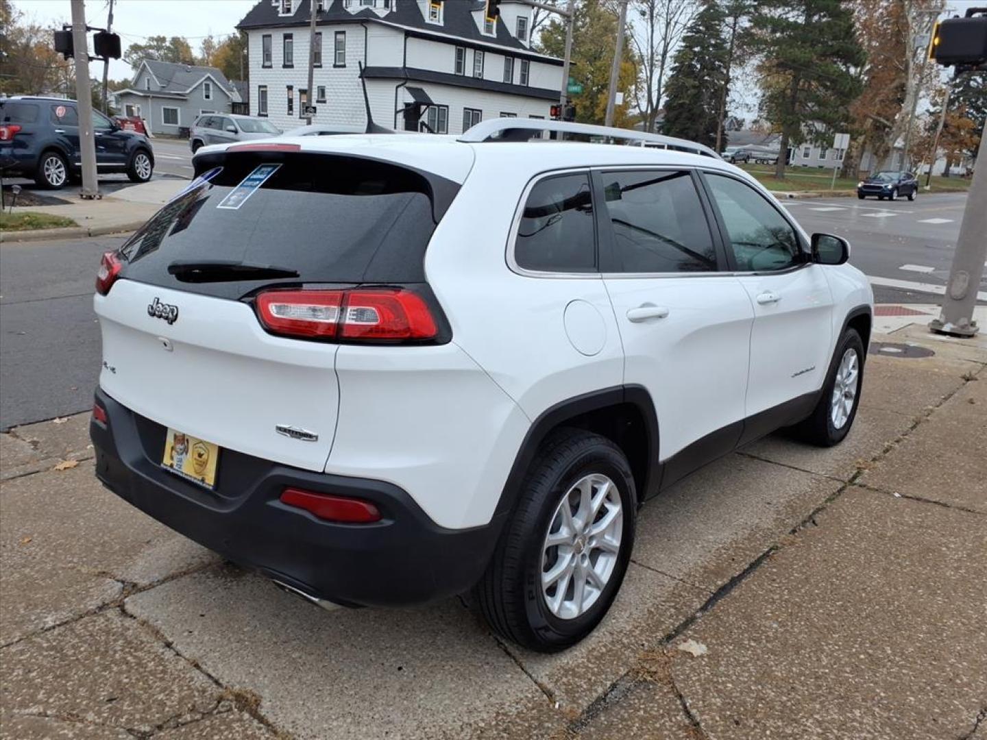 2017 Bright White Clear Coat Jeep Cherokee Latitude (1C4PJMCS5HD) with an 3.2L 3.2L V6 271hp 239ft. lbs. Sequential Multiport Fuel Injection engine, Automatic transmission, located at 5505 N. Summit St., Toledo, OH, 43611, (419) 729-2688, 41.654953, -83.530014 - Photo#29