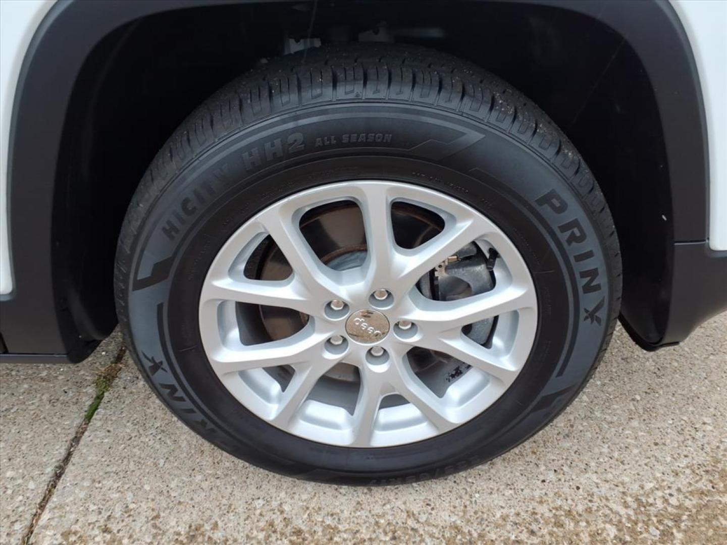 2017 Bright White Clear Coat Jeep Cherokee Latitude (1C4PJMCS5HD) with an 3.2L 3.2L V6 271hp 239ft. lbs. Sequential Multiport Fuel Injection engine, Automatic transmission, located at 5505 N. Summit St., Toledo, OH, 43611, (419) 729-2688, 41.654953, -83.530014 - Photo#31