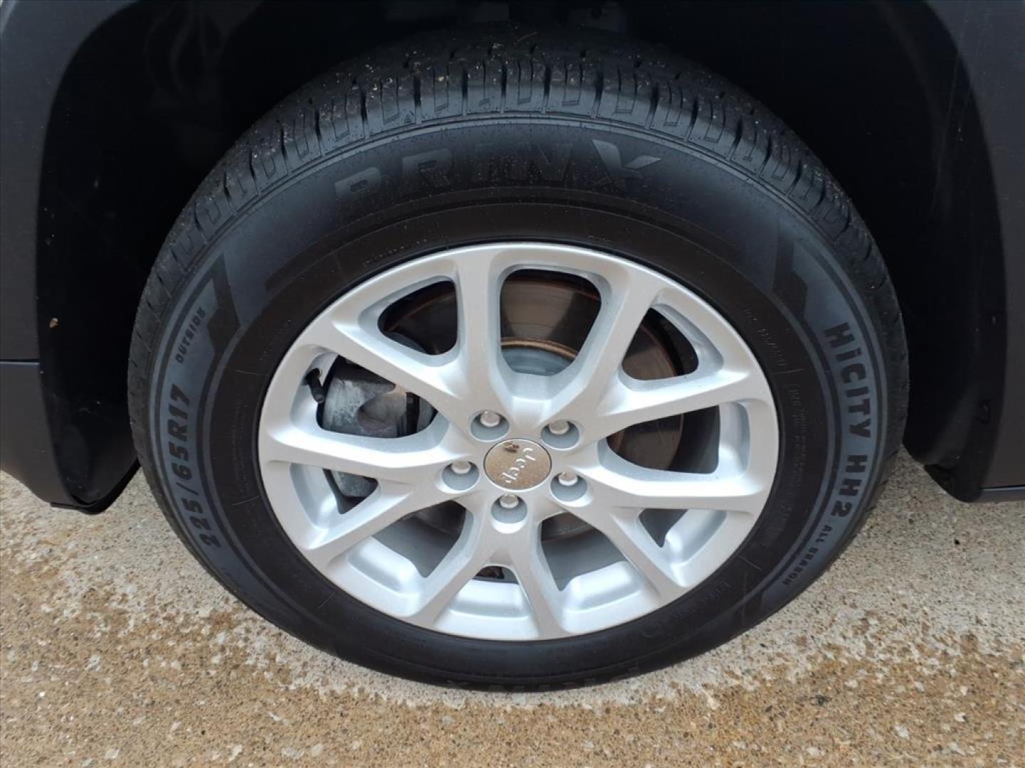 2017 Bright White Clear Coat Jeep Cherokee Latitude (1C4PJMCS5HD) with an 3.2L 3.2L V6 271hp 239ft. lbs. Sequential Multiport Fuel Injection engine, Automatic transmission, located at 5505 N. Summit St., Toledo, OH, 43611, (419) 729-2688, 41.654953, -83.530014 - Photo#32