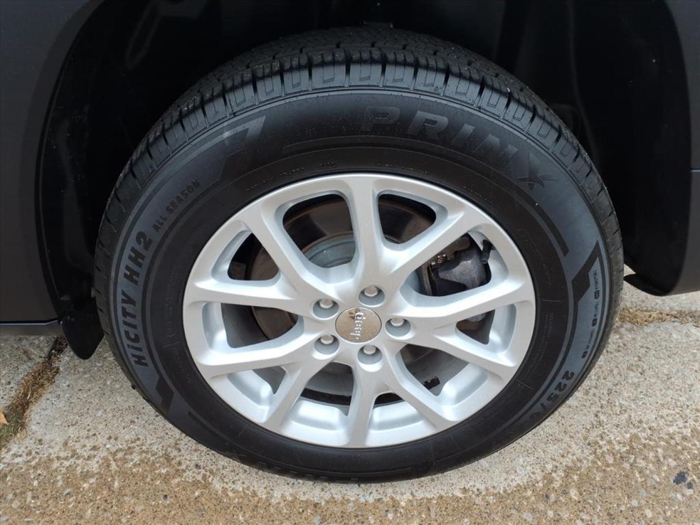 2017 Bright White Clear Coat Jeep Cherokee Latitude (1C4PJMCS5HD) with an 3.2L 3.2L V6 271hp 239ft. lbs. Sequential Multiport Fuel Injection engine, Automatic transmission, located at 5505 N. Summit St., Toledo, OH, 43611, (419) 729-2688, 41.654953, -83.530014 - Photo#33