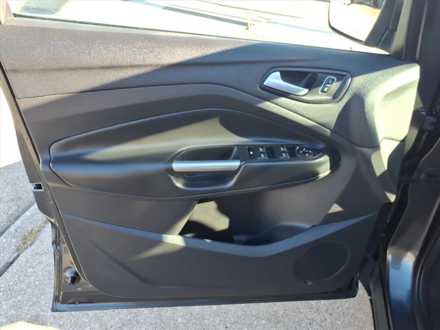 2017 Magnetic Ford Escape SE (1FMCU9GD4HU) with an 1.5L EcoBoost 1.5L Turbo I4 179hp 177ft. lbs. Direct Injection engine, 6-Speed Shiftable Automatic transmission, located at 5505 N. Summit St., Toledo, OH, 43611, (419) 729-2688, 41.654953, -83.530014 - Photo#6