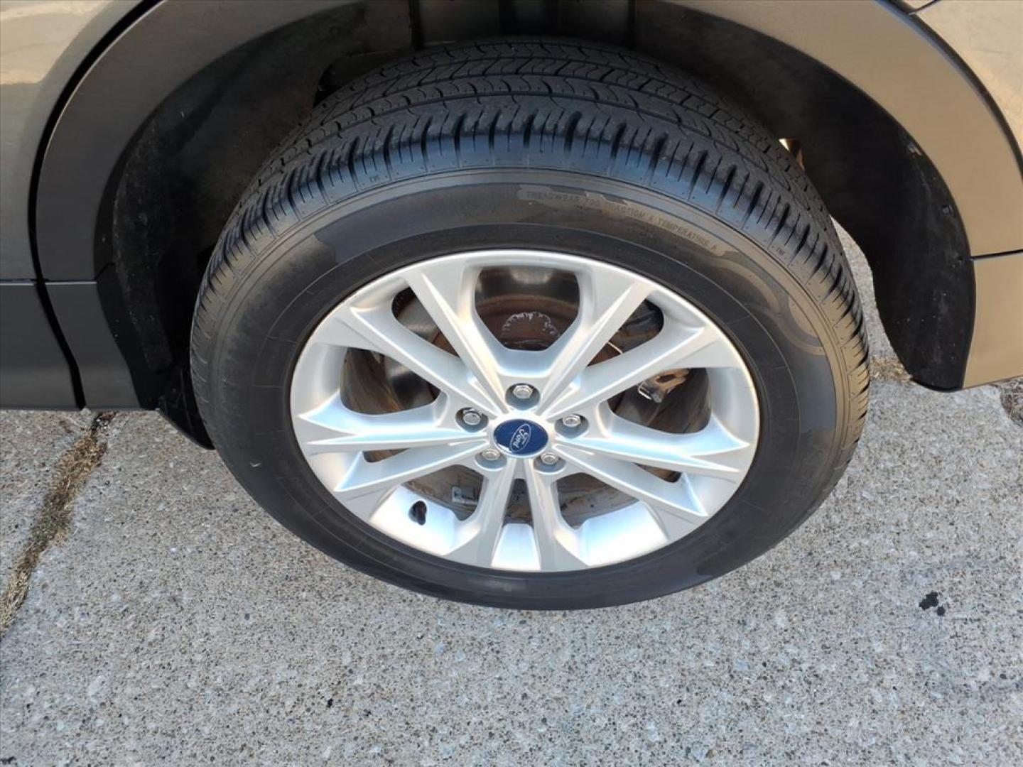 2017 Magnetic Ford Escape SE (1FMCU9GD4HU) with an 1.5L EcoBoost 1.5L Turbo I4 179hp 177ft. lbs. Direct Injection engine, 6-Speed Shiftable Automatic transmission, located at 5505 N. Summit St., Toledo, OH, 43611, (419) 729-2688, 41.654953, -83.530014 - Photo#28