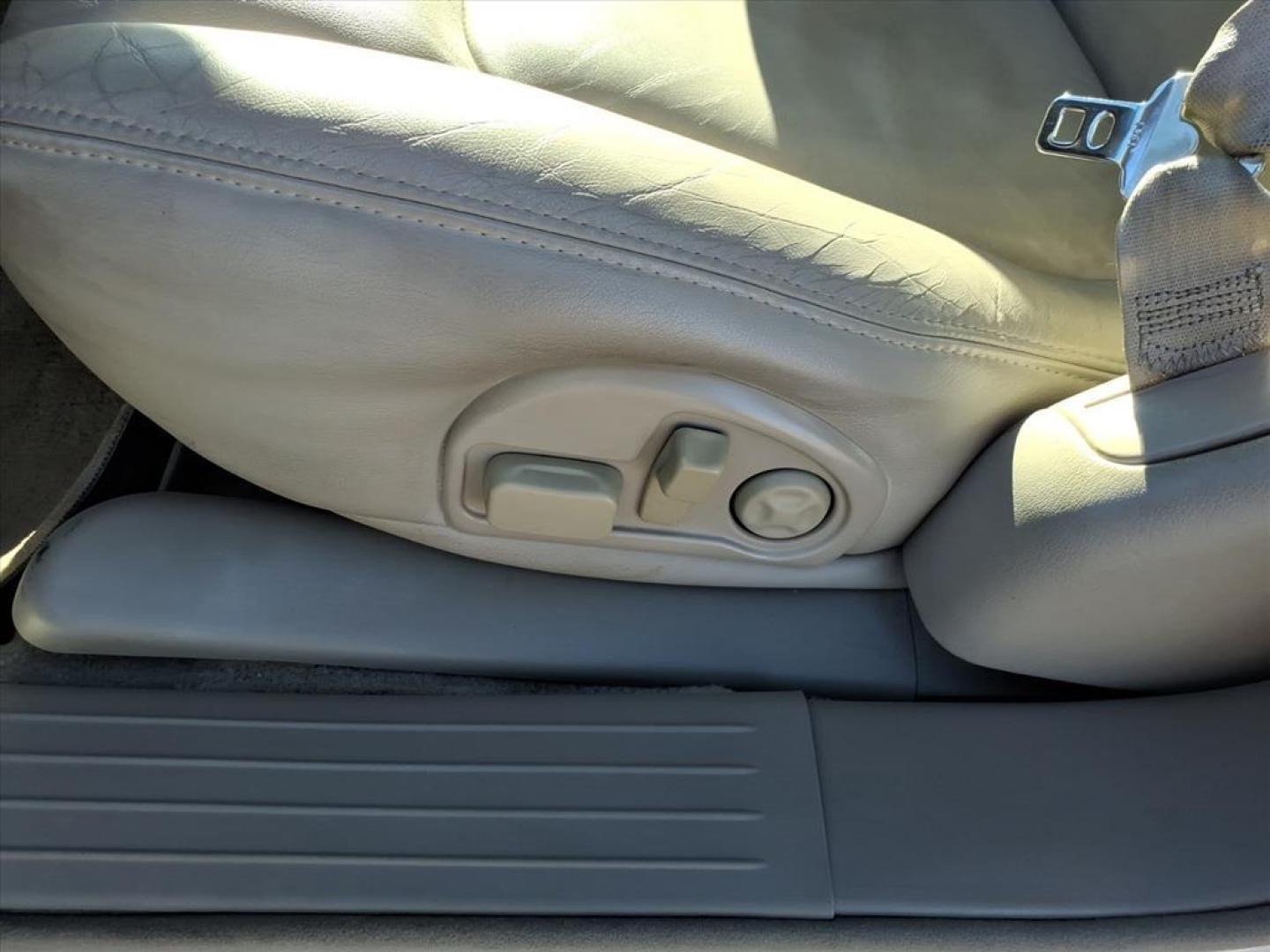 2004 White Lightning Cadillac Seville SLS (1G6KS54Y24U) with an 4.6L Northstar 4.6L V8 275hp 300ft. lbs. Sequential Multiport Fuel Injection engine, 4-Speed Automatic transmission, located at 5505 N. Summit St., Toledo, OH, 43611, (419) 729-2688, 41.654953, -83.530014 - Photo#2