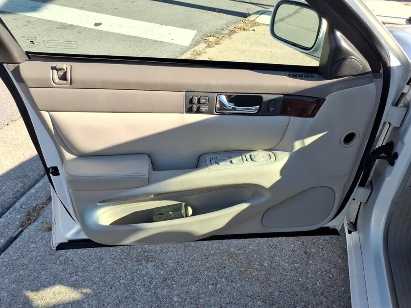 2004 White Lightning Cadillac Seville SLS (1G6KS54Y24U) with an 4.6L Northstar 4.6L V8 275hp 300ft. lbs. Sequential Multiport Fuel Injection engine, 4-Speed Automatic transmission, located at 5505 N. Summit St., Toledo, OH, 43611, (419) 729-2688, 41.654953, -83.530014 - Photo#6