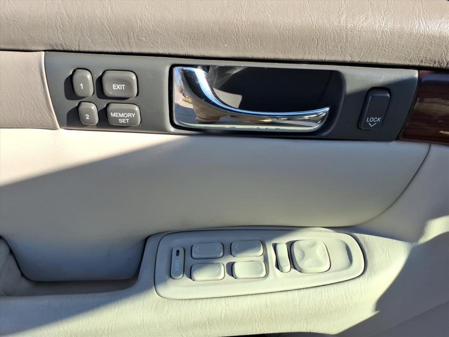 2004 White Lightning Cadillac Seville SLS (1G6KS54Y24U) with an 4.6L Northstar 4.6L V8 275hp 300ft. lbs. Sequential Multiport Fuel Injection engine, 4-Speed Automatic transmission, located at 5505 N. Summit St., Toledo, OH, 43611, (419) 729-2688, 41.654953, -83.530014 - Photo#7