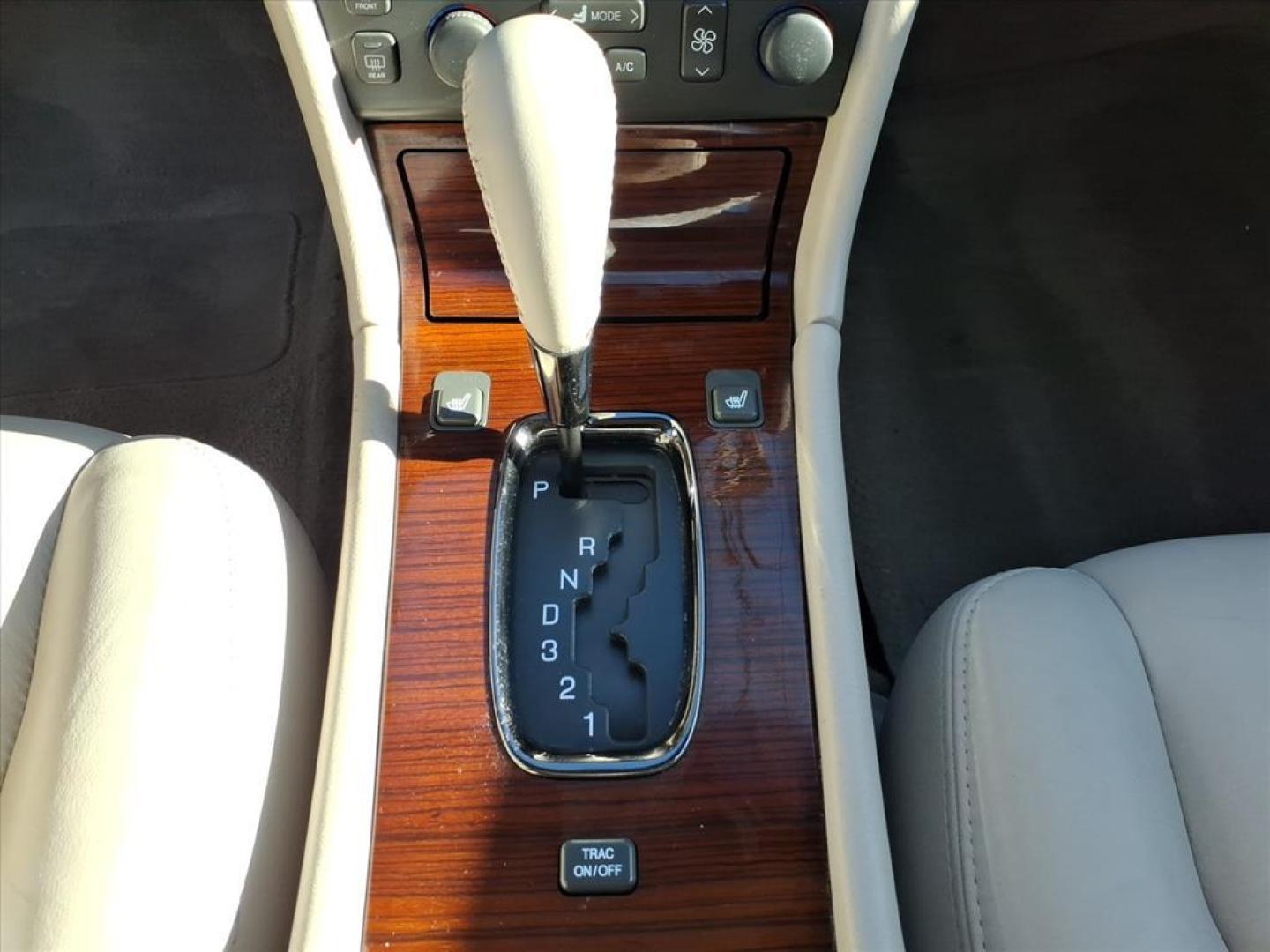 2004 White Lightning Cadillac Seville SLS (1G6KS54Y24U) with an 4.6L Northstar 4.6L V8 275hp 300ft. lbs. Sequential Multiport Fuel Injection engine, 4-Speed Automatic transmission, located at 5505 N. Summit St., Toledo, OH, 43611, (419) 729-2688, 41.654953, -83.530014 - Photo#10