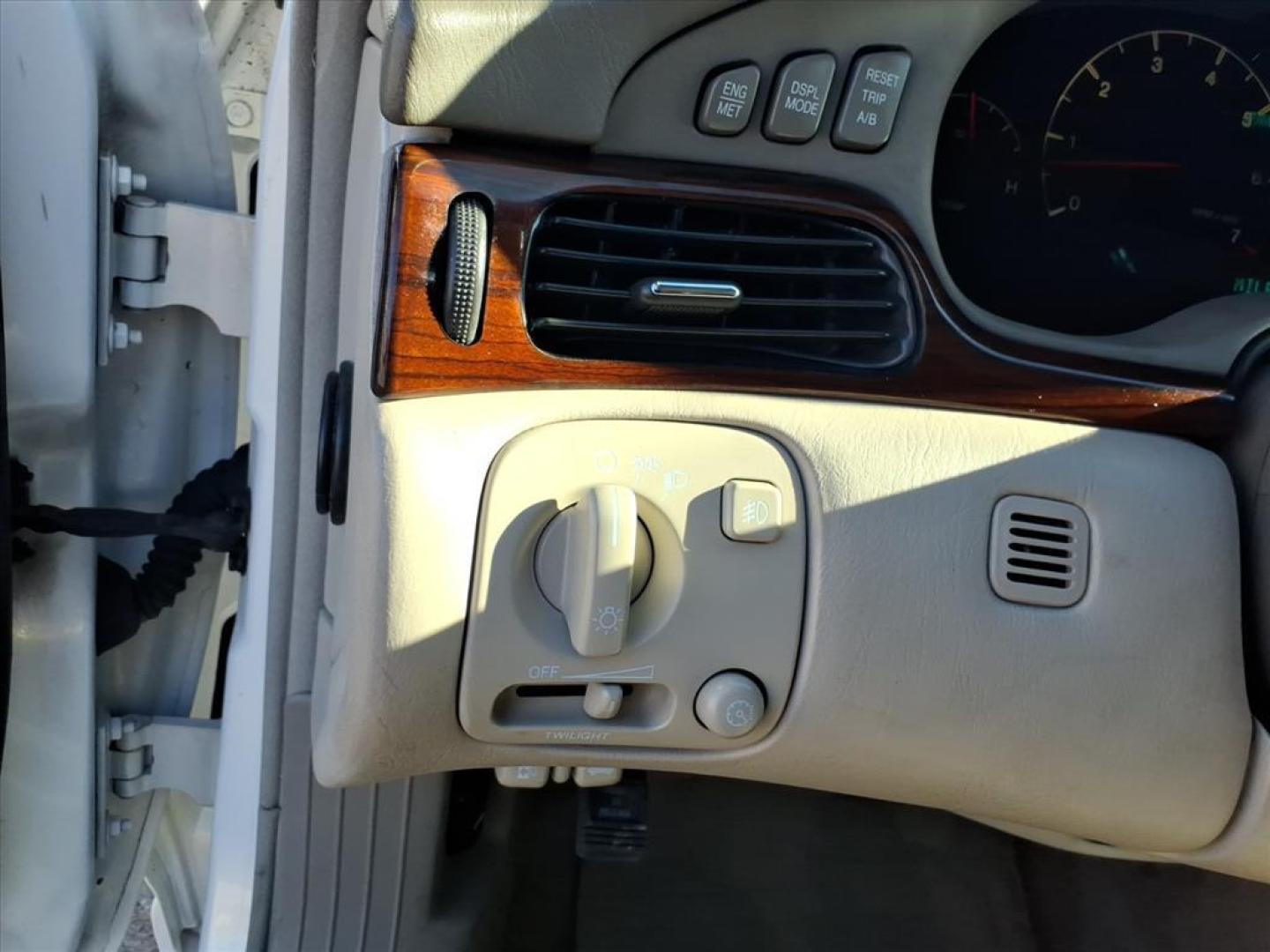 2004 White Lightning Cadillac Seville SLS (1G6KS54Y24U) with an 4.6L Northstar 4.6L V8 275hp 300ft. lbs. Sequential Multiport Fuel Injection engine, 4-Speed Automatic transmission, located at 5505 N. Summit St., Toledo, OH, 43611, (419) 729-2688, 41.654953, -83.530014 - Photo#14