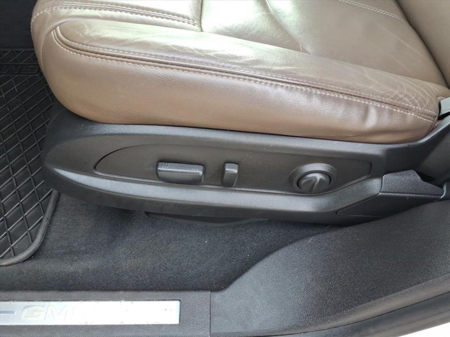 2017 Summit White GMC Acadia Limited Base (1GKKRSKD9HJ) with an 3.6L 3.6L V6 281hp 266ft. lbs. Direct Injection engine, 6-Speed Shiftable Automatic transmission, located at 5505 N. Summit St., Toledo, OH, 43611, (419) 729-2688, 41.654953, -83.530014 - Photo#3