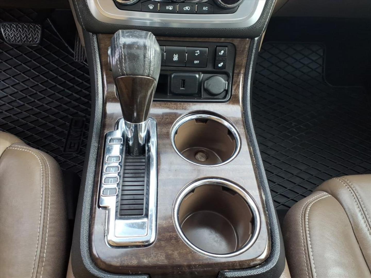 2017 Summit White GMC Acadia Limited Base (1GKKRSKD9HJ) with an 3.6L 3.6L V6 281hp 266ft. lbs. Direct Injection engine, 6-Speed Shiftable Automatic transmission, located at 5505 N. Summit St., Toledo, OH, 43611, (419) 729-2688, 41.654953, -83.530014 - Photo#12