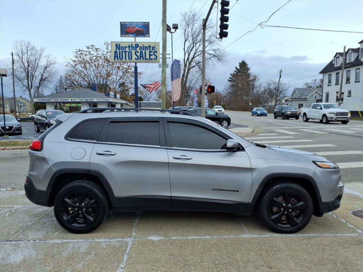 2018 Billet Silver Metallic Clear Coat Jeep Cherokee Latitude (1C4PJLCB9JD) with an 2.4L 2.4L I4 180hp 171ft. lbs. Sequential Multiport Fuel Injection engine, 9-Speed Shiftable Automatic transmission, located at 5505 N. Summit St., Toledo, OH, 43611, (419) 729-2688, 41.654953, -83.530014 - Photo#0
