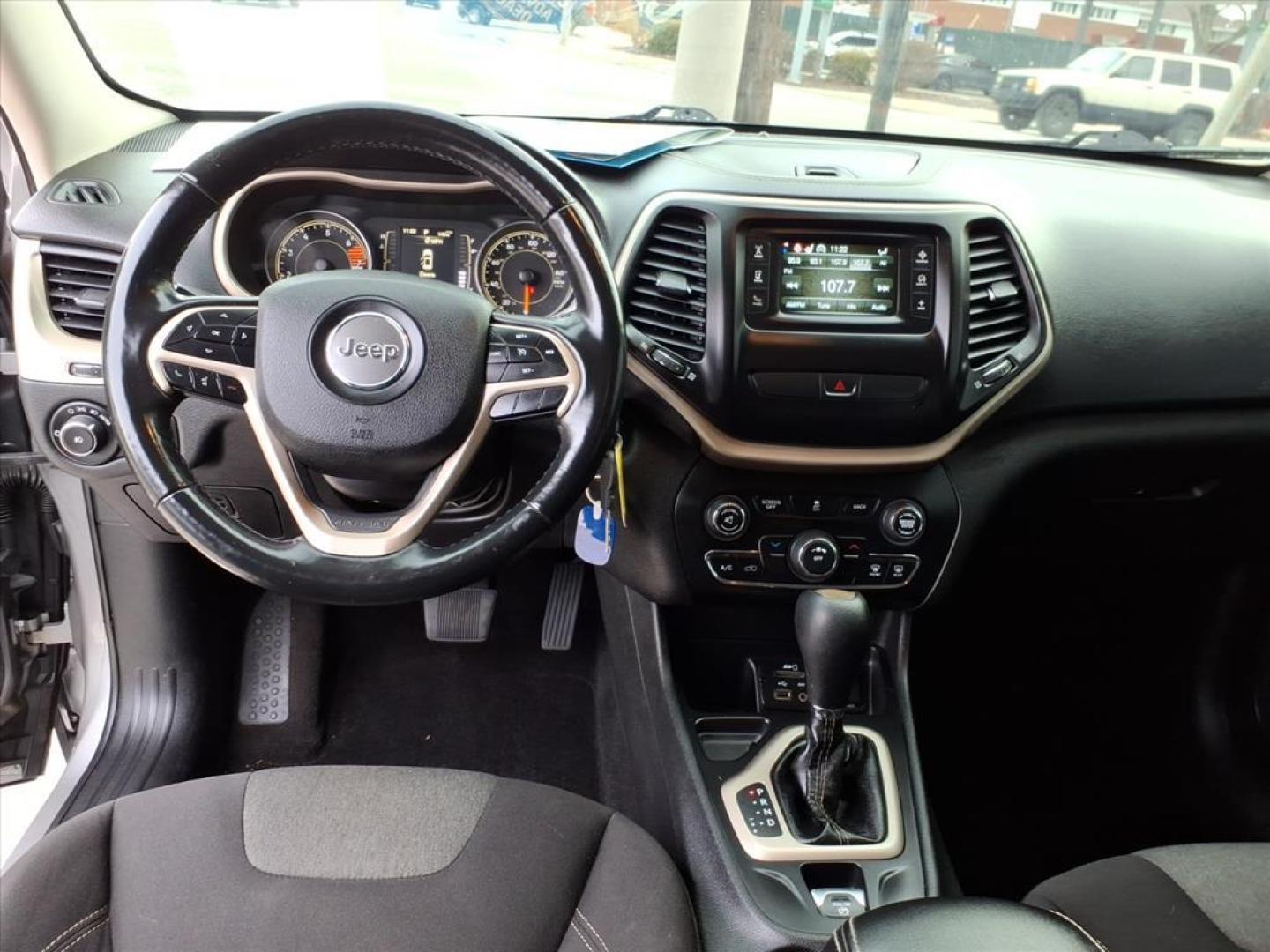 2018 Billet Silver Metallic Clear Coat Jeep Cherokee Latitude (1C4PJLCB9JD) with an 2.4L 2.4L I4 180hp 171ft. lbs. Sequential Multiport Fuel Injection engine, 9-Speed Shiftable Automatic transmission, located at 5505 N. Summit St., Toledo, OH, 43611, (419) 729-2688, 41.654953, -83.530014 - Photo#3