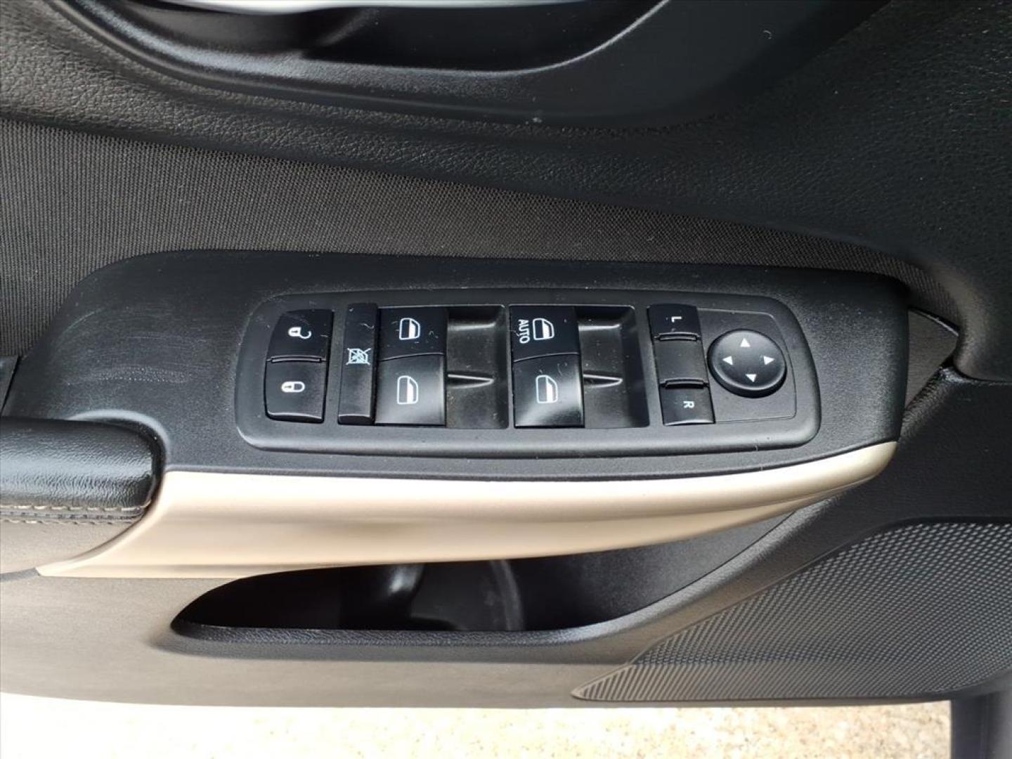 2018 Billet Silver Metallic Clear Coat Jeep Cherokee Latitude (1C4PJLCB9JD) with an 2.4L 2.4L I4 180hp 171ft. lbs. Sequential Multiport Fuel Injection engine, 9-Speed Shiftable Automatic transmission, located at 5505 N. Summit St., Toledo, OH, 43611, (419) 729-2688, 41.654953, -83.530014 - Photo#5