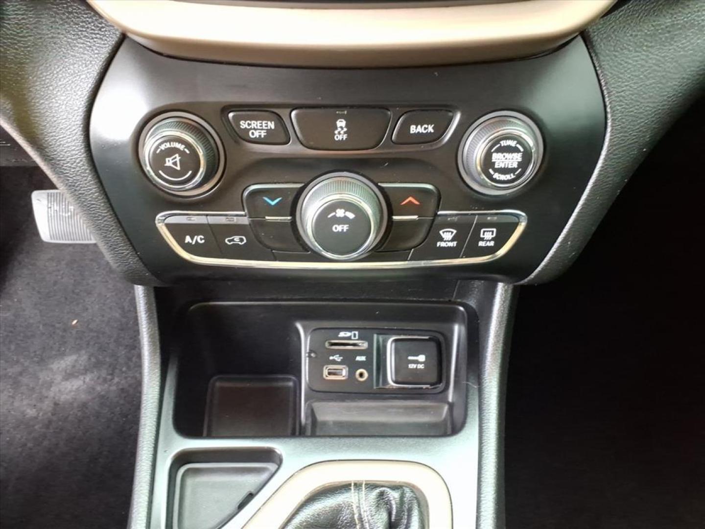 2018 Billet Silver Metallic Clear Coat Jeep Cherokee Latitude (1C4PJLCB9JD) with an 2.4L 2.4L I4 180hp 171ft. lbs. Sequential Multiport Fuel Injection engine, 9-Speed Shiftable Automatic transmission, located at 5505 N. Summit St., Toledo, OH, 43611, (419) 729-2688, 41.654953, -83.530014 - Photo#9