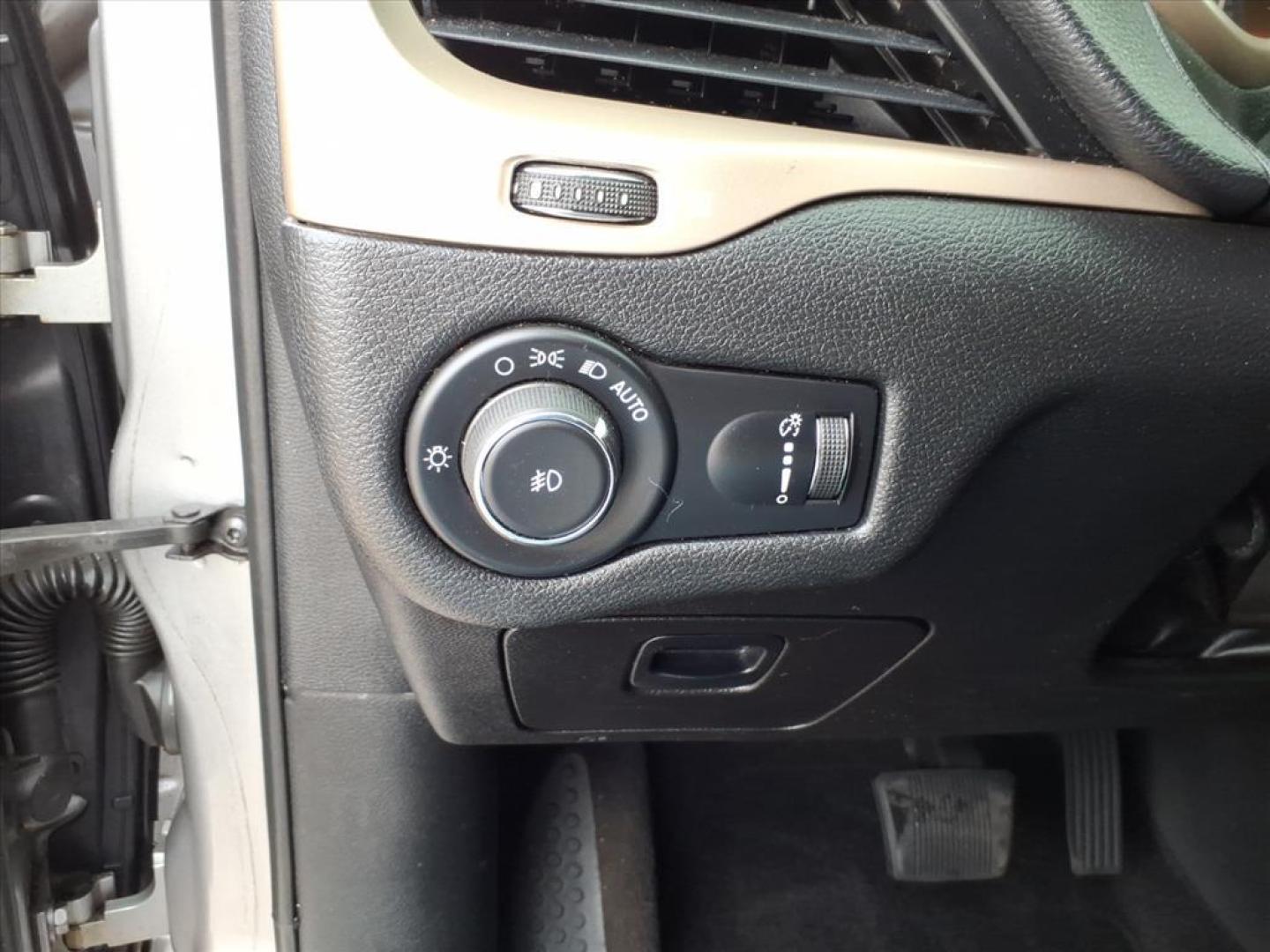 2018 Billet Silver Metallic Clear Coat Jeep Cherokee Latitude (1C4PJLCB9JD) with an 2.4L 2.4L I4 180hp 171ft. lbs. Sequential Multiport Fuel Injection engine, 9-Speed Shiftable Automatic transmission, located at 5505 N. Summit St., Toledo, OH, 43611, (419) 729-2688, 41.654953, -83.530014 - Photo#12