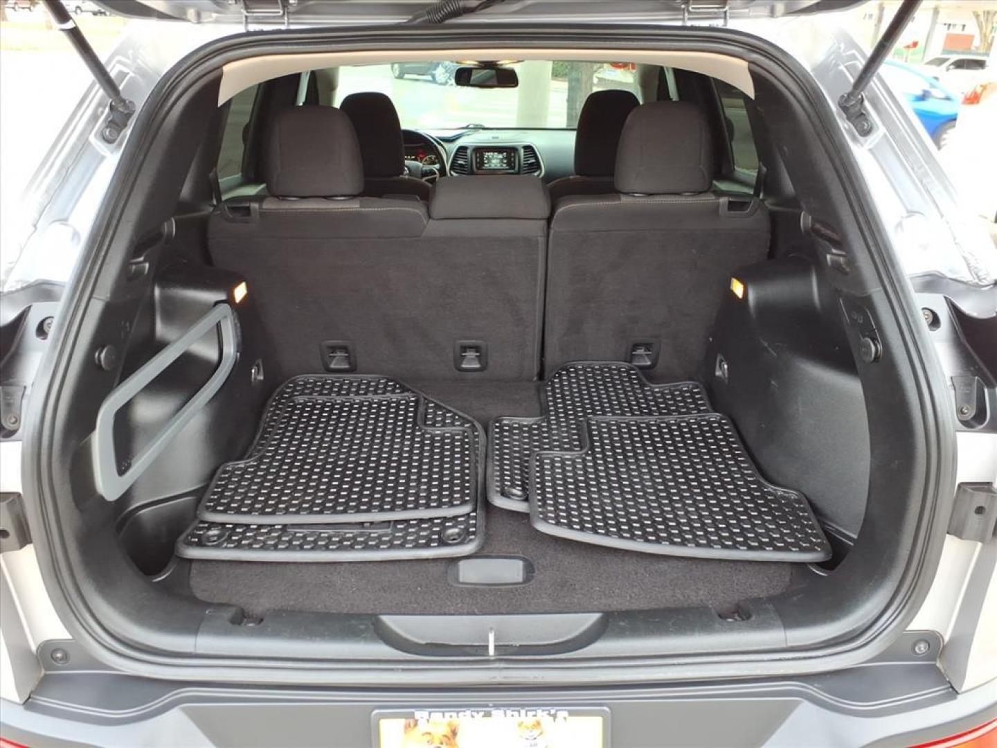 2018 Billet Silver Metallic Clear Coat Jeep Cherokee Latitude (1C4PJLCB9JD) with an 2.4L 2.4L I4 180hp 171ft. lbs. Sequential Multiport Fuel Injection engine, 9-Speed Shiftable Automatic transmission, located at 5505 N. Summit St., Toledo, OH, 43611, (419) 729-2688, 41.654953, -83.530014 - Photo#13