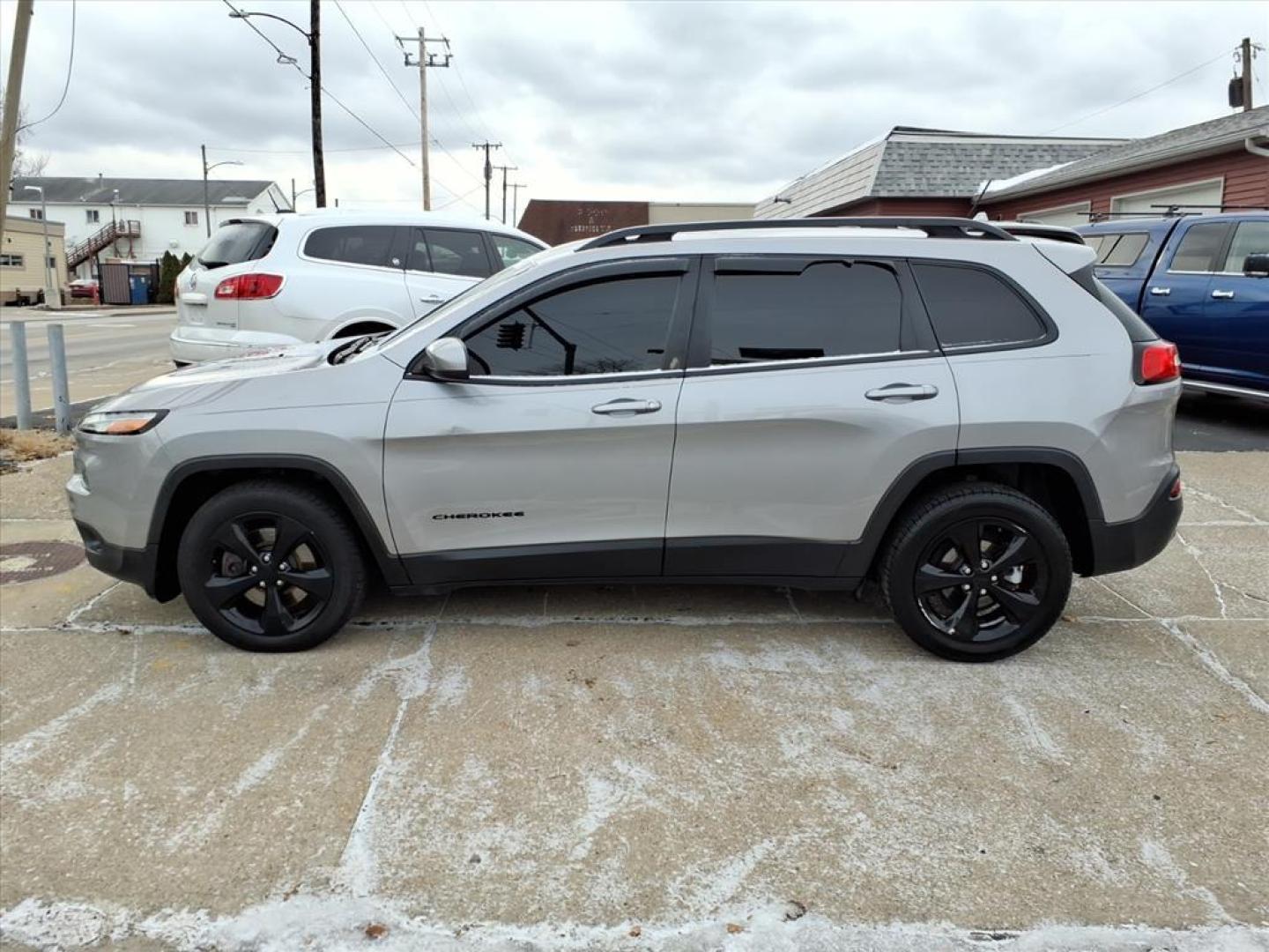 2018 Billet Silver Metallic Clear Coat Jeep Cherokee Latitude (1C4PJLCB9JD) with an 2.4L 2.4L I4 180hp 171ft. lbs. Sequential Multiport Fuel Injection engine, 9-Speed Shiftable Automatic transmission, located at 5505 N. Summit St., Toledo, OH, 43611, (419) 729-2688, 41.654953, -83.530014 - Photo#18