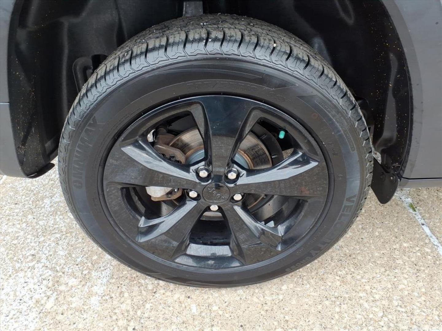 2018 Billet Silver Metallic Clear Coat Jeep Cherokee Latitude (1C4PJLCB9JD) with an 2.4L 2.4L I4 180hp 171ft. lbs. Sequential Multiport Fuel Injection engine, 9-Speed Shiftable Automatic transmission, located at 5505 N. Summit St., Toledo, OH, 43611, (419) 729-2688, 41.654953, -83.530014 - Photo#22