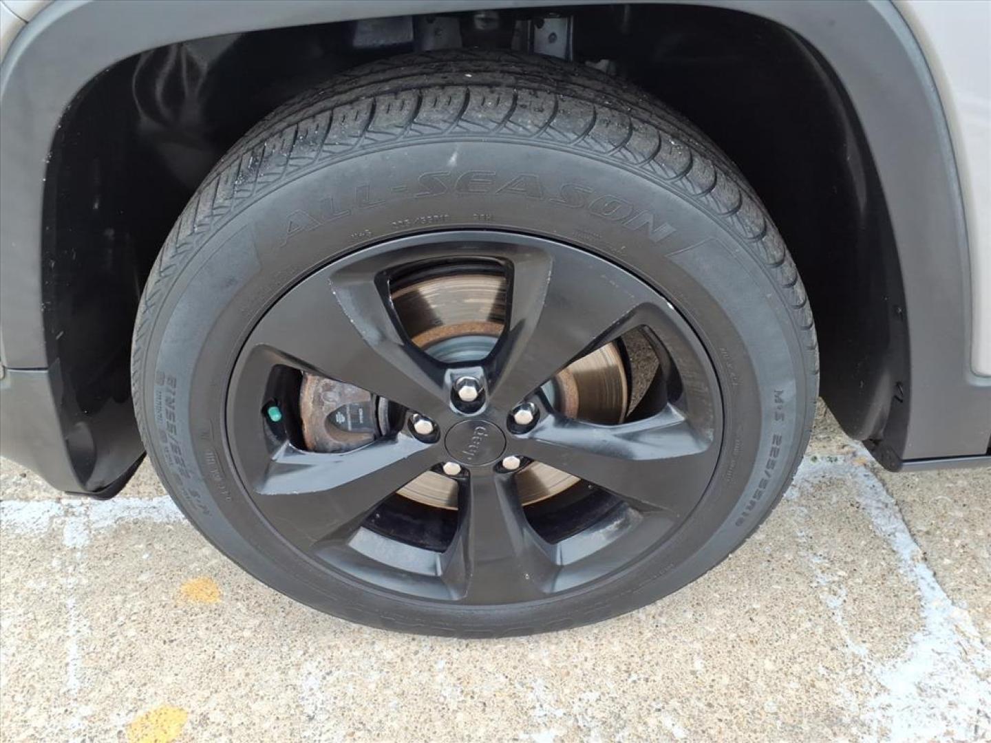 2018 Billet Silver Metallic Clear Coat Jeep Cherokee Latitude (1C4PJLCB9JD) with an 2.4L 2.4L I4 180hp 171ft. lbs. Sequential Multiport Fuel Injection engine, 9-Speed Shiftable Automatic transmission, located at 5505 N. Summit St., Toledo, OH, 43611, (419) 729-2688, 41.654953, -83.530014 - Photo#24