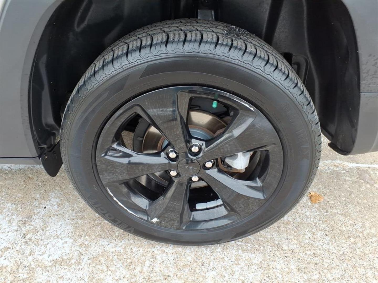 2018 Billet Silver Metallic Clear Coat Jeep Cherokee Latitude (1C4PJLCB9JD) with an 2.4L 2.4L I4 180hp 171ft. lbs. Sequential Multiport Fuel Injection engine, 9-Speed Shiftable Automatic transmission, located at 5505 N. Summit St., Toledo, OH, 43611, (419) 729-2688, 41.654953, -83.530014 - Photo#25