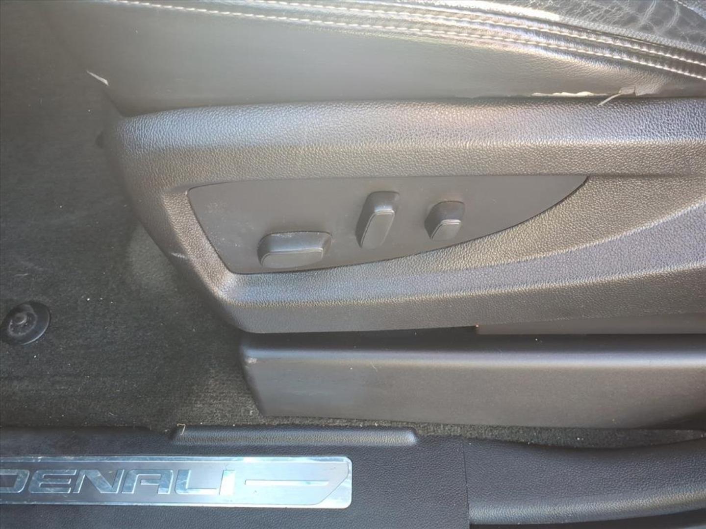 2016 Onyx Black Gba GMC Yukon Denali (1GKS2CKJ3GR) with an 6.2L EcoTec3 6.2L V8 420hp 460ft. lbs. Direct Injection engine, 8-Speed Shiftable Automatic transmission, located at 5505 N. Summit St., Toledo, OH, 43611, (419) 729-2688, 41.654953, -83.530014 - Photo#3