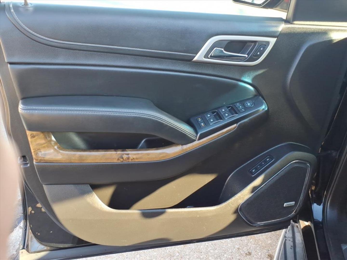 2016 Onyx Black Gba GMC Yukon Denali (1GKS2CKJ3GR) with an 6.2L EcoTec3 6.2L V8 420hp 460ft. lbs. Direct Injection engine, 8-Speed Shiftable Automatic transmission, located at 5505 N. Summit St., Toledo, OH, 43611, (419) 729-2688, 41.654953, -83.530014 - Photo#8