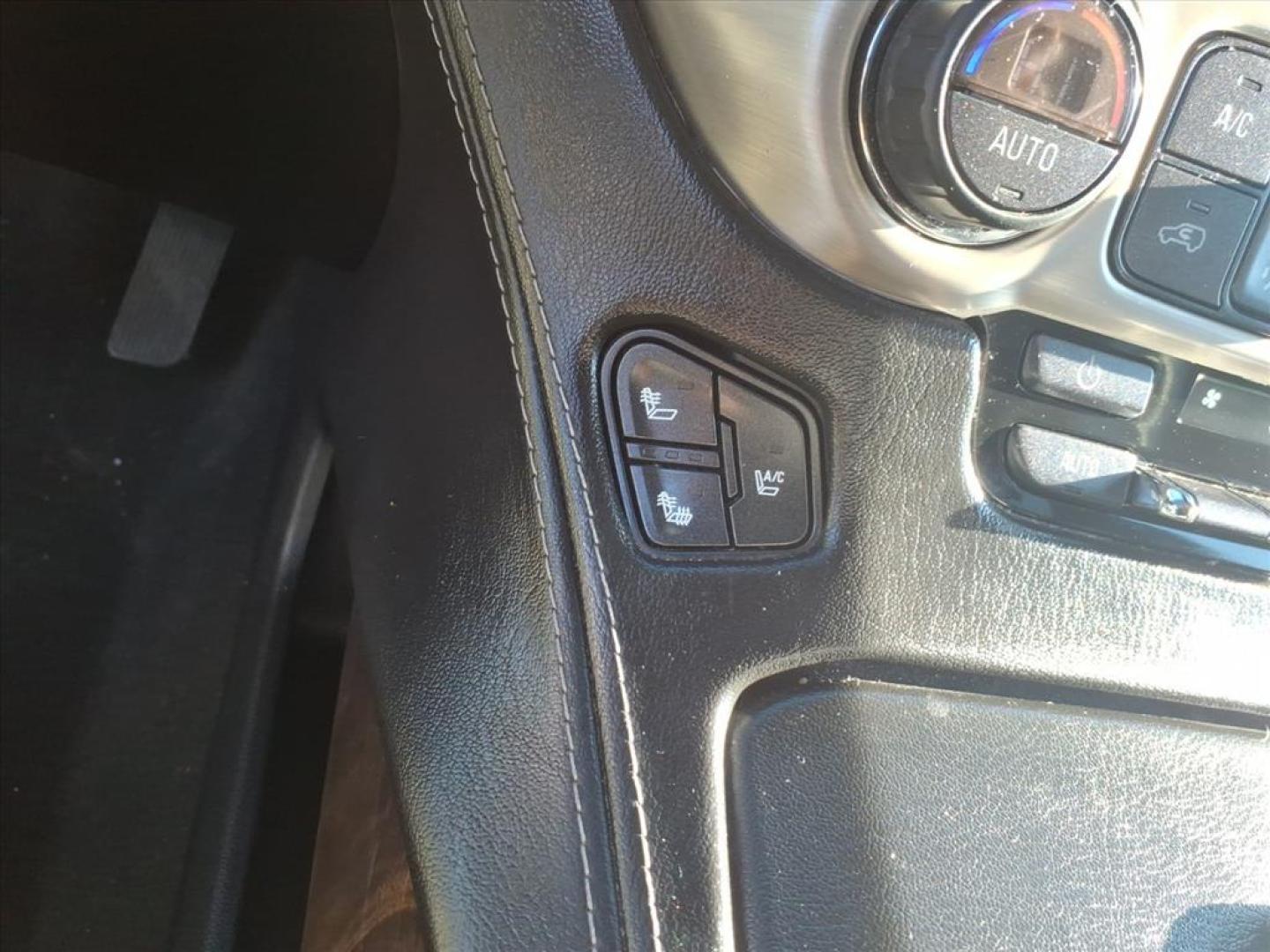 2016 Onyx Black Gba GMC Yukon Denali (1GKS2CKJ3GR) with an 6.2L EcoTec3 6.2L V8 420hp 460ft. lbs. Direct Injection engine, 8-Speed Shiftable Automatic transmission, located at 5505 N. Summit St., Toledo, OH, 43611, (419) 729-2688, 41.654953, -83.530014 - Photo#15