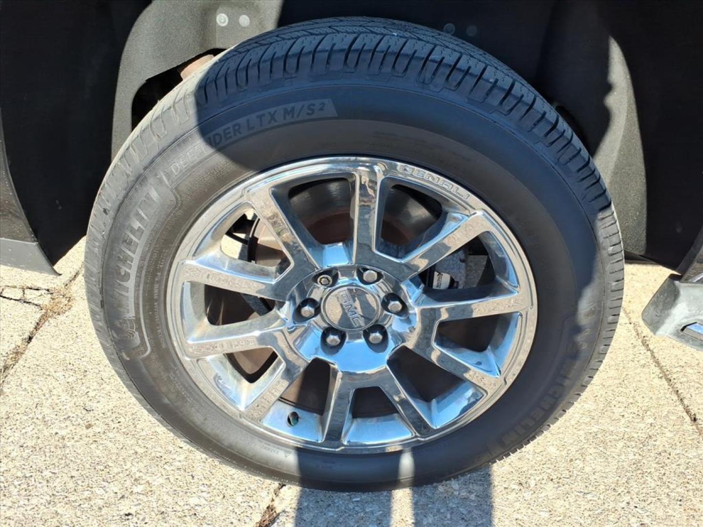 2016 Onyx Black Gba GMC Yukon Denali (1GKS2CKJ3GR) with an 6.2L EcoTec3 6.2L V8 420hp 460ft. lbs. Direct Injection engine, 8-Speed Shiftable Automatic transmission, located at 5505 N. Summit St., Toledo, OH, 43611, (419) 729-2688, 41.654953, -83.530014 - Photo#32