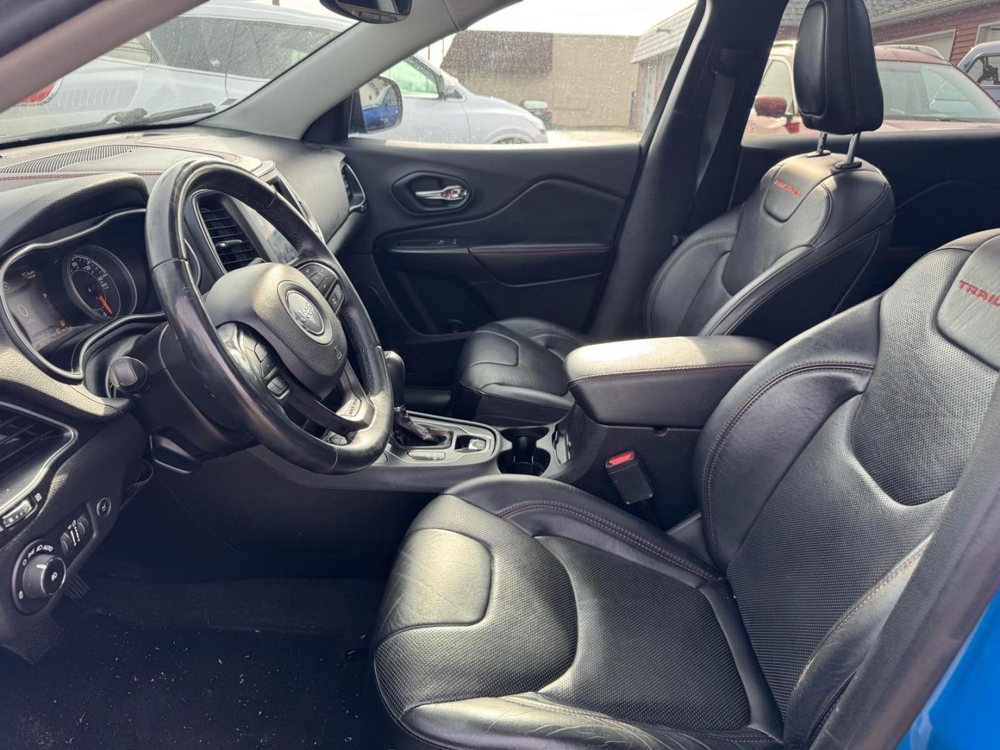 2019 Hydro Blue Pearl Coat Pbj Jeep Cherokee Trailhawk (1C4PJMBX0KD) with an 3.2L 3.2L V6 271hp 239ft. lbs. Sequential Multiport Fuel Injection engine, 4WD 9-Speed Shiftable Automatic transmission, located at 5505 N. Summit St., Toledo, OH, 43611, (419) 729-2688, 41.654953, -83.530014 - Photo#2