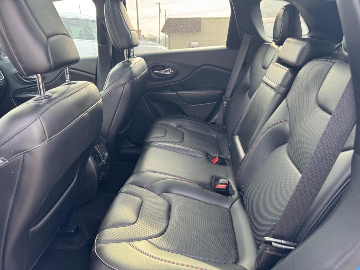 2019 Hydro Blue Pearl Coat Pbj Jeep Cherokee Trailhawk (1C4PJMBX0KD) with an 3.2L 3.2L V6 271hp 239ft. lbs. Sequential Multiport Fuel Injection engine, 4WD 9-Speed Shiftable Automatic transmission, located at 5505 N. Summit St., Toledo, OH, 43611, (419) 729-2688, 41.654953, -83.530014 - Photo#4