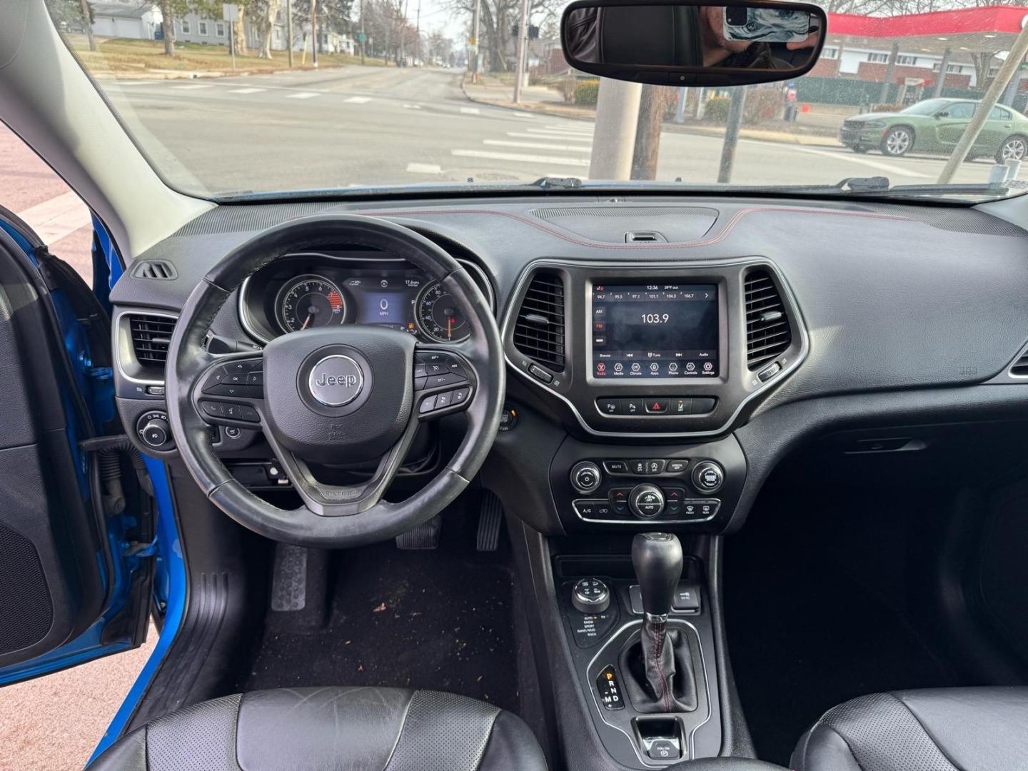 2019 Hydro Blue Pearl Coat Pbj Jeep Cherokee Trailhawk (1C4PJMBX0KD) with an 3.2L 3.2L V6 271hp 239ft. lbs. Sequential Multiport Fuel Injection engine, 4WD 9-Speed Shiftable Automatic transmission, located at 5505 N. Summit St., Toledo, OH, 43611, (419) 729-2688, 41.654953, -83.530014 - Photo#5
