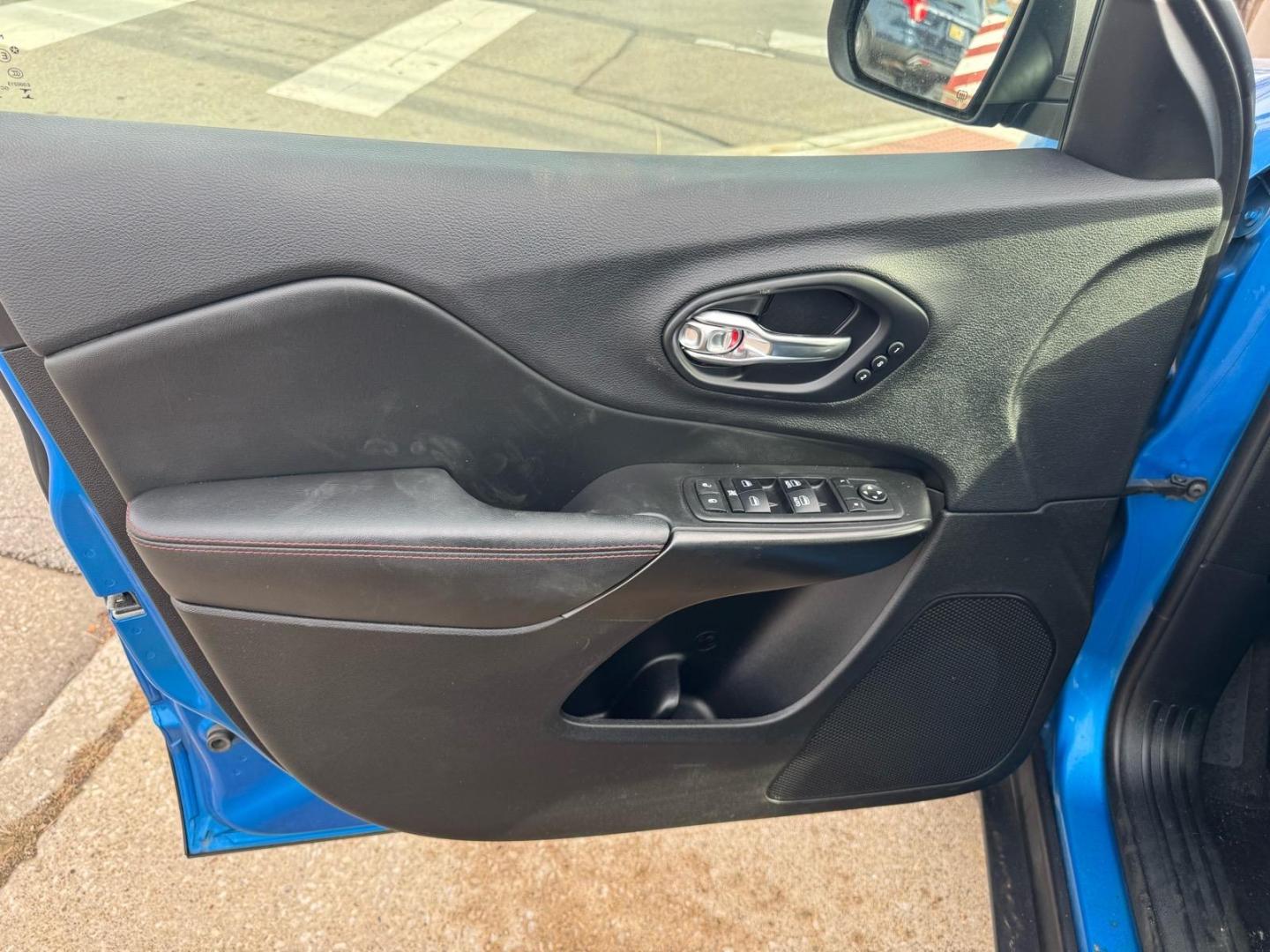 2019 Hydro Blue Pearl Coat Pbj Jeep Cherokee Trailhawk (1C4PJMBX0KD) with an 3.2L 3.2L V6 271hp 239ft. lbs. Sequential Multiport Fuel Injection engine, 4WD 9-Speed Shiftable Automatic transmission, located at 5505 N. Summit St., Toledo, OH, 43611, (419) 729-2688, 41.654953, -83.530014 - Photo#6