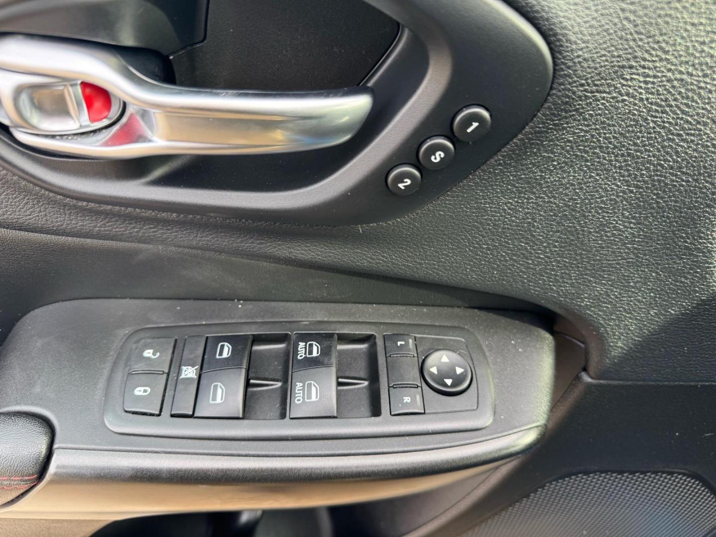 2019 Hydro Blue Pearl Coat Pbj Jeep Cherokee Trailhawk (1C4PJMBX0KD) with an 3.2L 3.2L V6 271hp 239ft. lbs. Sequential Multiport Fuel Injection engine, 4WD 9-Speed Shiftable Automatic transmission, located at 5505 N. Summit St., Toledo, OH, 43611, (419) 729-2688, 41.654953, -83.530014 - Photo#7