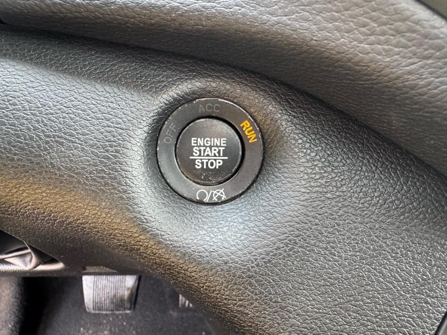 2019 Hydro Blue Pearl Coat Pbj Jeep Cherokee Trailhawk (1C4PJMBX0KD) with an 3.2L 3.2L V6 271hp 239ft. lbs. Sequential Multiport Fuel Injection engine, 4WD 9-Speed Shiftable Automatic transmission, located at 5505 N. Summit St., Toledo, OH, 43611, (419) 729-2688, 41.654953, -83.530014 - Photo#11