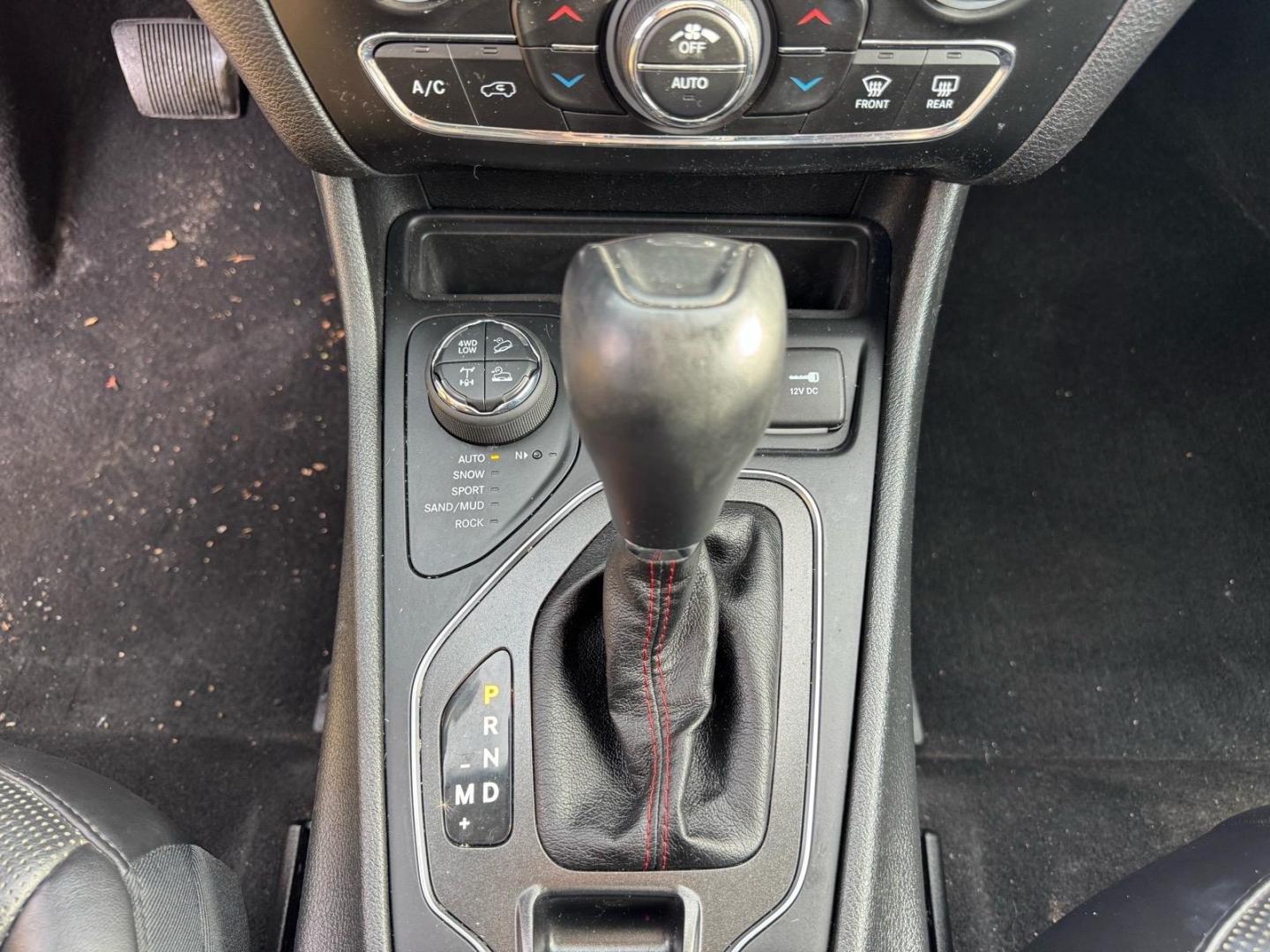 2019 Hydro Blue Pearl Coat Pbj Jeep Cherokee Trailhawk (1C4PJMBX0KD) with an 3.2L 3.2L V6 271hp 239ft. lbs. Sequential Multiport Fuel Injection engine, 4WD 9-Speed Shiftable Automatic transmission, located at 5505 N. Summit St., Toledo, OH, 43611, (419) 729-2688, 41.654953, -83.530014 - Photo#12