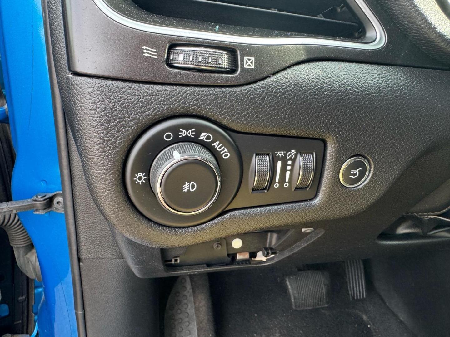 2019 Hydro Blue Pearl Coat Pbj Jeep Cherokee Trailhawk (1C4PJMBX0KD) with an 3.2L 3.2L V6 271hp 239ft. lbs. Sequential Multiport Fuel Injection engine, 4WD 9-Speed Shiftable Automatic transmission, located at 5505 N. Summit St., Toledo, OH, 43611, (419) 729-2688, 41.654953, -83.530014 - Photo#17