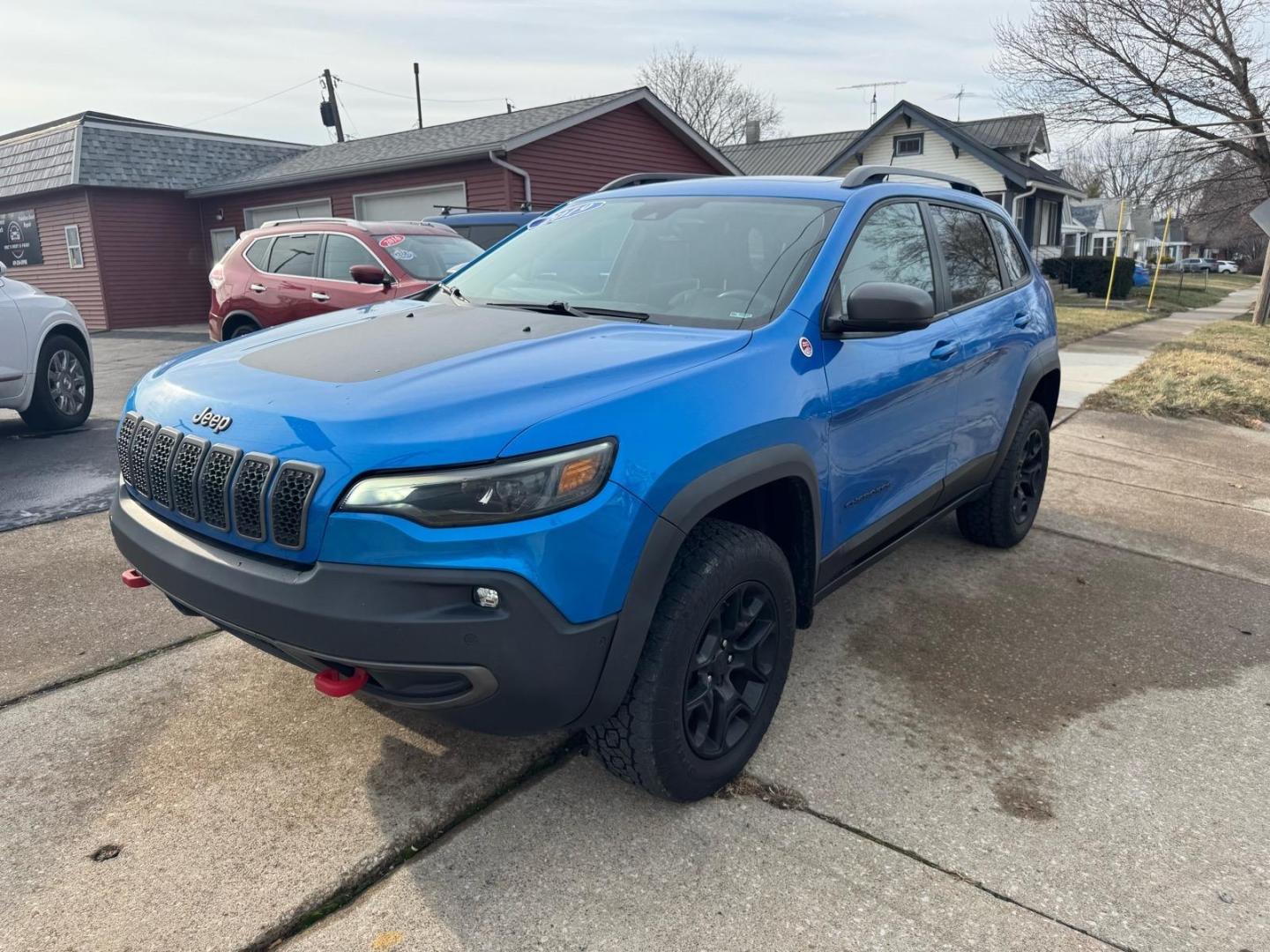 2019 Hydro Blue Pearl Coat Pbj Jeep Cherokee Trailhawk (1C4PJMBX0KD) with an 3.2L 3.2L V6 271hp 239ft. lbs. Sequential Multiport Fuel Injection engine, 4WD 9-Speed Shiftable Automatic transmission, located at 5505 N. Summit St., Toledo, OH, 43611, (419) 729-2688, 41.654953, -83.530014 - Photo#22