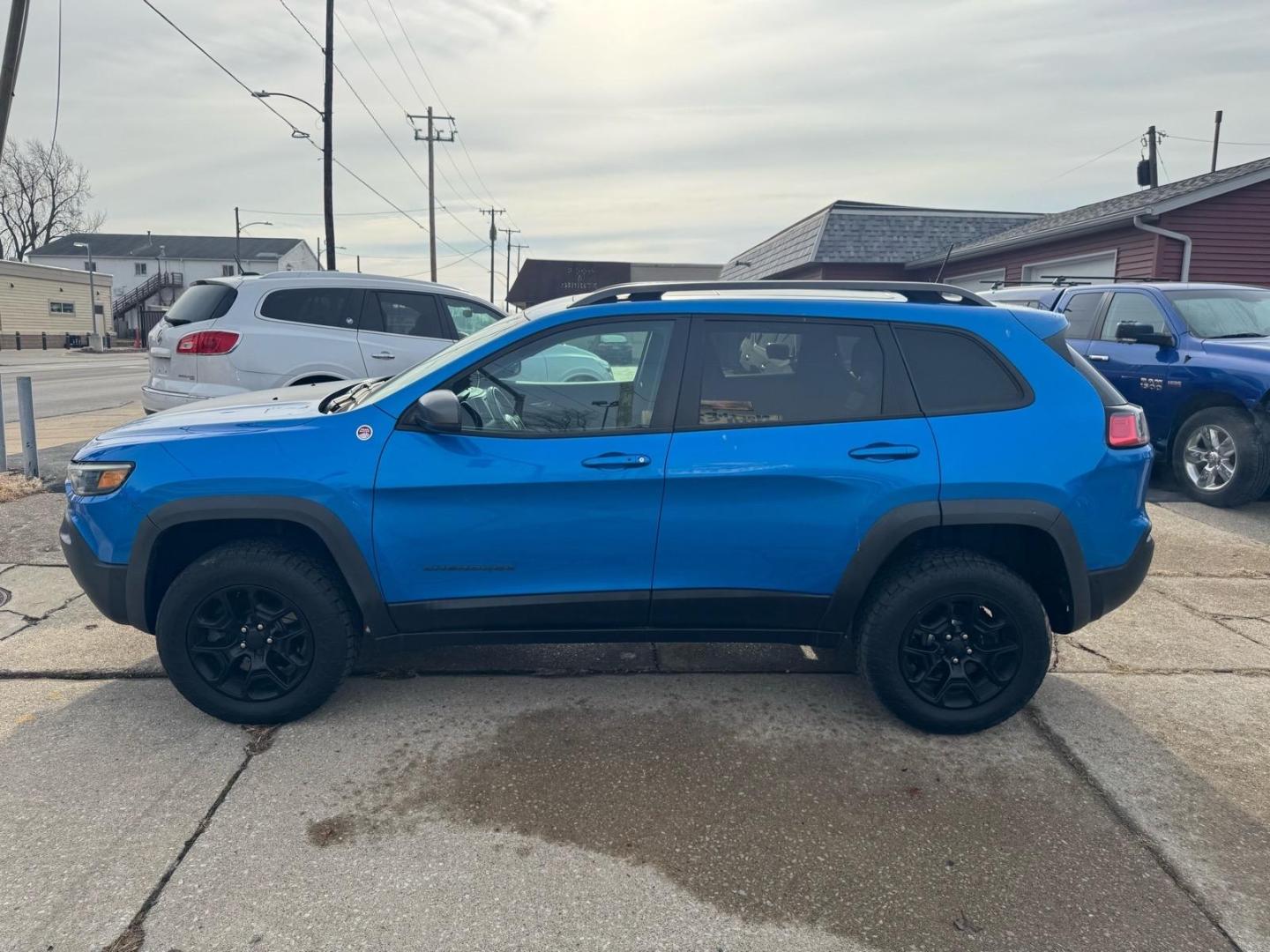 2019 Hydro Blue Pearl Coat Pbj Jeep Cherokee Trailhawk (1C4PJMBX0KD) with an 3.2L 3.2L V6 271hp 239ft. lbs. Sequential Multiport Fuel Injection engine, 4WD 9-Speed Shiftable Automatic transmission, located at 5505 N. Summit St., Toledo, OH, 43611, (419) 729-2688, 41.654953, -83.530014 - Photo#23