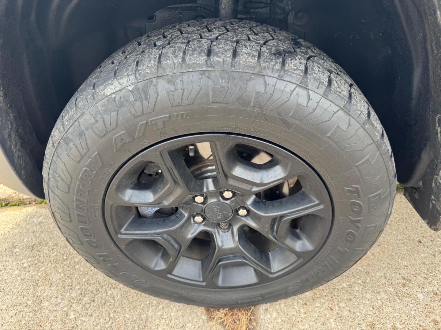 2019 Hydro Blue Pearl Coat Pbj Jeep Cherokee Trailhawk (1C4PJMBX0KD) with an 3.2L 3.2L V6 271hp 239ft. lbs. Sequential Multiport Fuel Injection engine, 4WD 9-Speed Shiftable Automatic transmission, located at 5505 N. Summit St., Toledo, OH, 43611, (419) 729-2688, 41.654953, -83.530014 - Photo#31