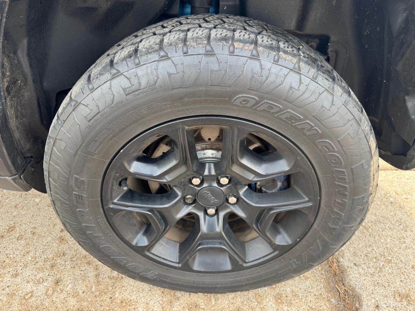 2019 Hydro Blue Pearl Coat Pbj Jeep Cherokee Trailhawk (1C4PJMBX0KD) with an 3.2L 3.2L V6 271hp 239ft. lbs. Sequential Multiport Fuel Injection engine, 4WD 9-Speed Shiftable Automatic transmission, located at 5505 N. Summit St., Toledo, OH, 43611, (419) 729-2688, 41.654953, -83.530014 - Photo#32