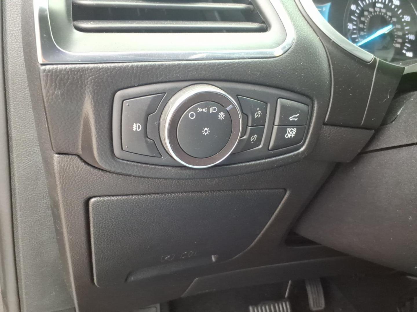 2019 Dk. Gray Ford Edge Titanium (2FMPK4K9XKB) with an 2.0L EcoBoost 2.0L Turbo I4 250hp 280ft. lbs. Direct Injection engine, 8-Speed Shiftable Automatic transmission, located at 5505 N. Summit St., Toledo, OH, 43611, (419) 729-2688, 41.654953, -83.530014 - Photo#16