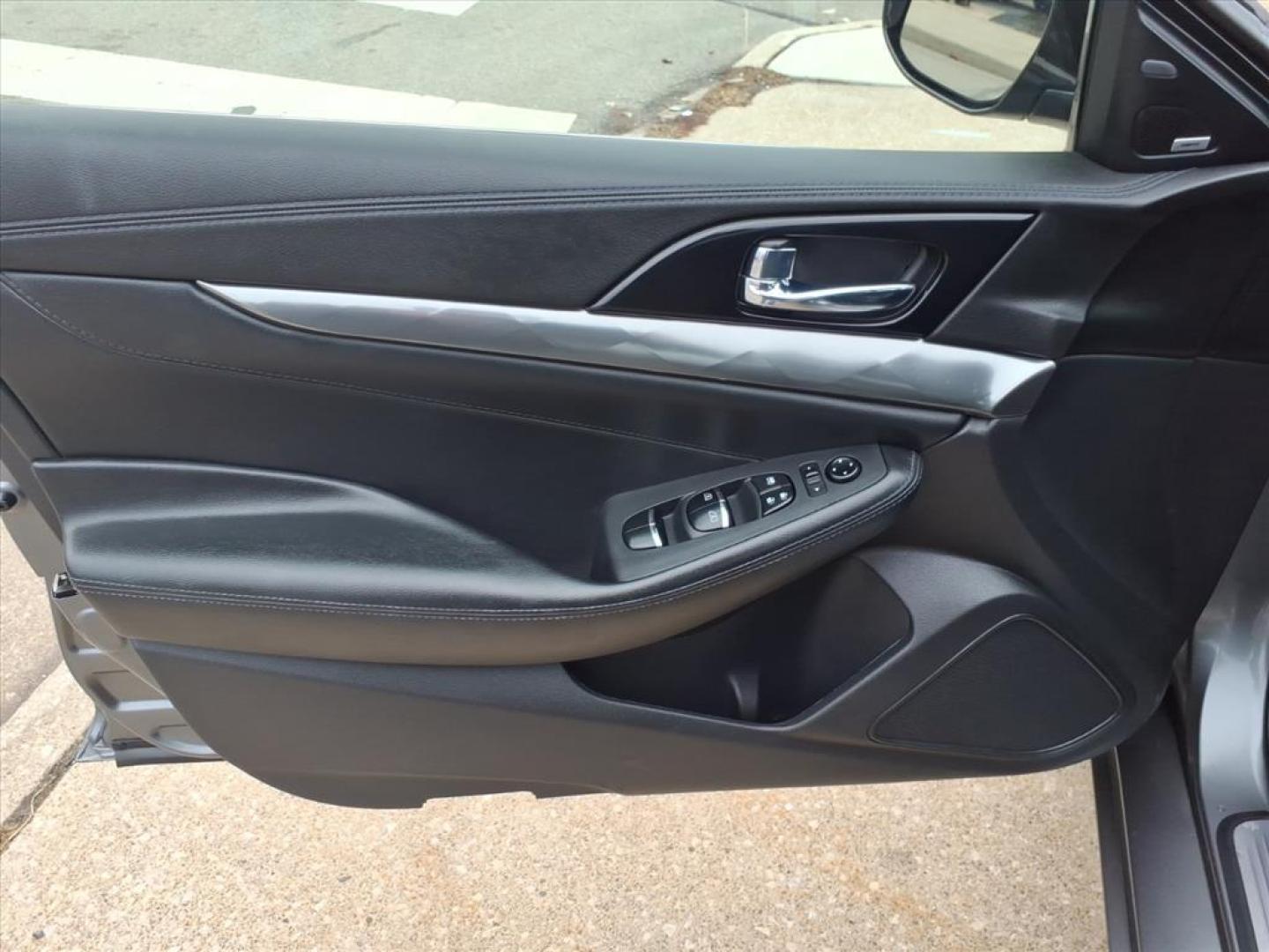 2018 Dk. Gray Nissan Maxima 3.5 SR (1N4AA6AP7JC) with an 3.5L 3.5L V6 300hp 261ft. lbs. Sequential Multiport Fuel Injection engine, 7-Speed Shiftable CVT transmission, located at 5505 N. Summit St., Toledo, OH, 43611, (419) 729-2688, 41.654953, -83.530014 - Photo#5