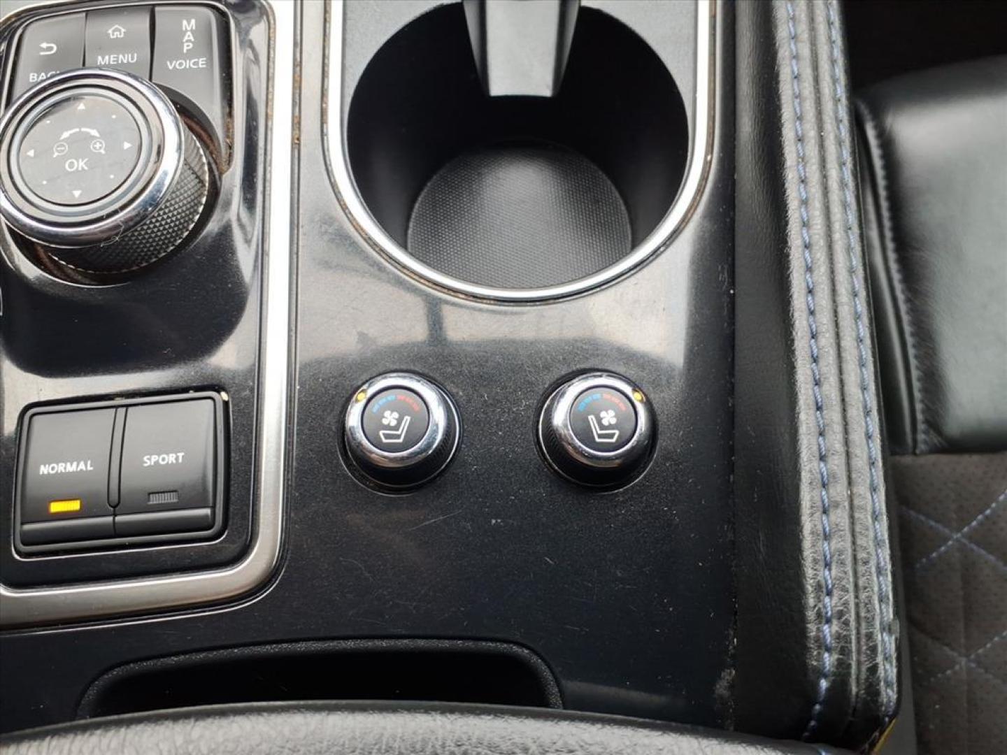 2018 Dk. Gray Nissan Maxima 3.5 SR (1N4AA6AP7JC) with an 3.5L 3.5L V6 300hp 261ft. lbs. Sequential Multiport Fuel Injection engine, 7-Speed Shiftable CVT transmission, located at 5505 N. Summit St., Toledo, OH, 43611, (419) 729-2688, 41.654953, -83.530014 - Photo#11