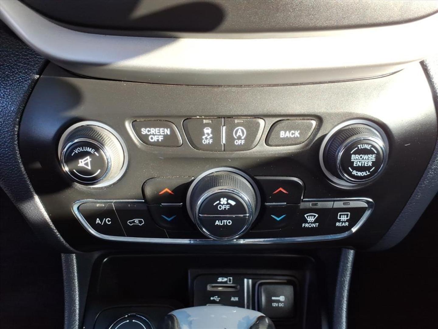 2016 Brilliant Black Crystal Pearl Coat Pxr Jeep Cherokee Limited (1C4PJMDS1GW) with an 3.2L 3.2L V6 271hp 239ft. lbs. Sequential Multiport Fuel Injection engine, Automatic transmission, located at 5505 N. Summit St., Toledo, OH, 43611, (419) 729-2688, 41.654953, -83.530014 - Photo#11