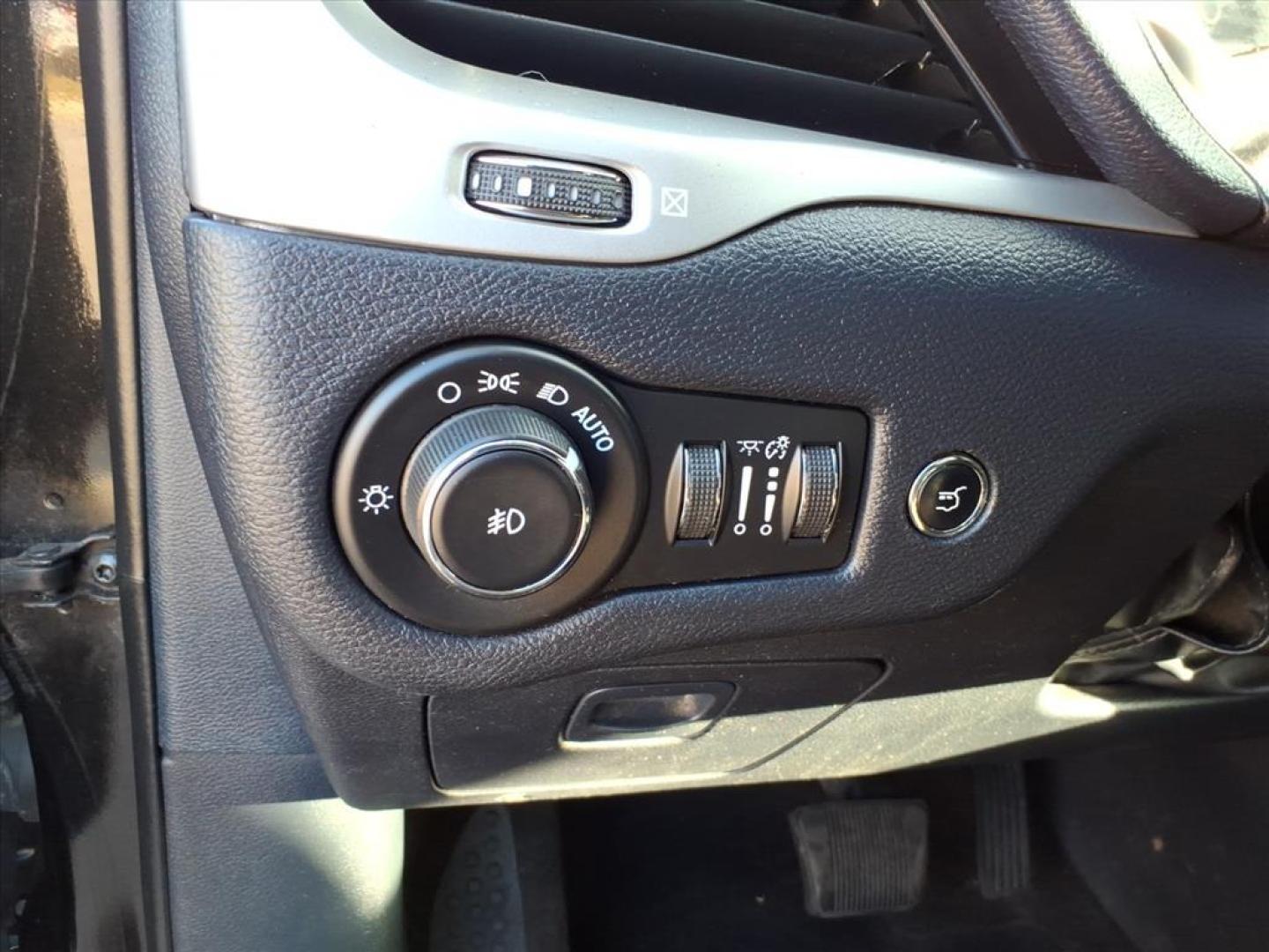 2016 Brilliant Black Crystal Pearl Coat Pxr Jeep Cherokee Limited (1C4PJMDS1GW) with an 3.2L 3.2L V6 271hp 239ft. lbs. Sequential Multiport Fuel Injection engine, Automatic transmission, located at 5505 N. Summit St., Toledo, OH, 43611, (419) 729-2688, 41.654953, -83.530014 - Photo#17