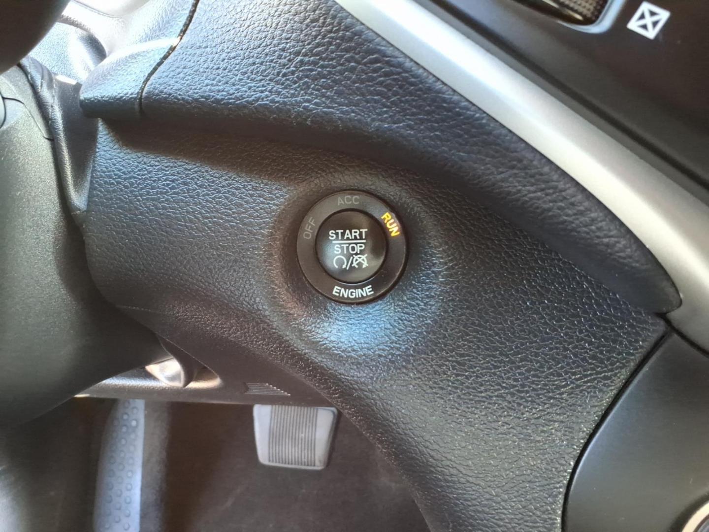 2016 Brilliant Black Crystal Pearl Coat Pxr Jeep Cherokee Limited (1C4PJMDS1GW) with an 3.2L 3.2L V6 271hp 239ft. lbs. Sequential Multiport Fuel Injection engine, Automatic transmission, located at 5505 N. Summit St., Toledo, OH, 43611, (419) 729-2688, 41.654953, -83.530014 - Photo#9