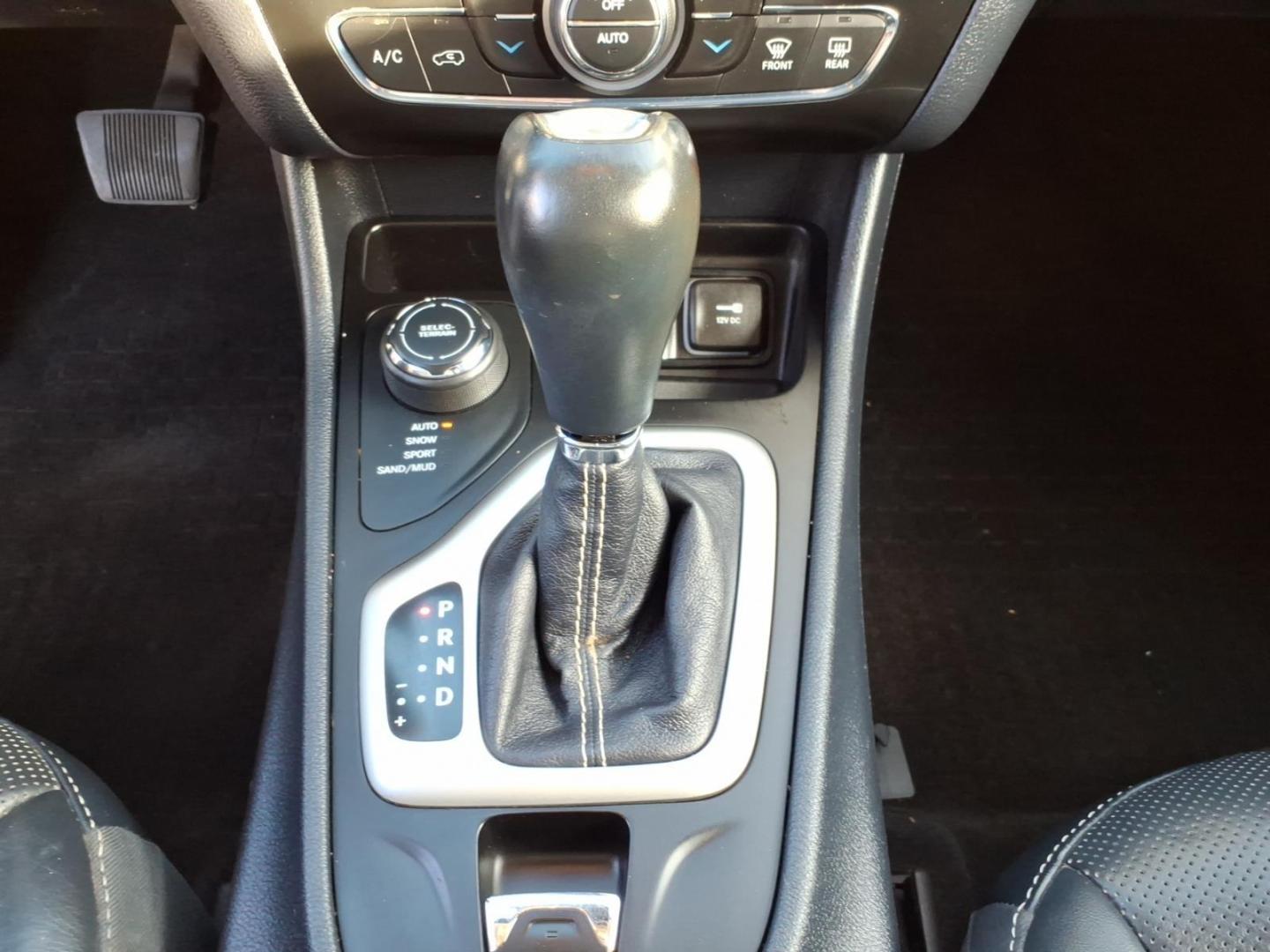 2016 Brilliant Black Crystal Pearl Coat Pxr Jeep Cherokee Limited (1C4PJMDS1GW) with an 3.2L 3.2L V6 271hp 239ft. lbs. Sequential Multiport Fuel Injection engine, Automatic transmission, located at 5505 N. Summit St., Toledo, OH, 43611, (419) 729-2688, 41.654953, -83.530014 - Photo#10